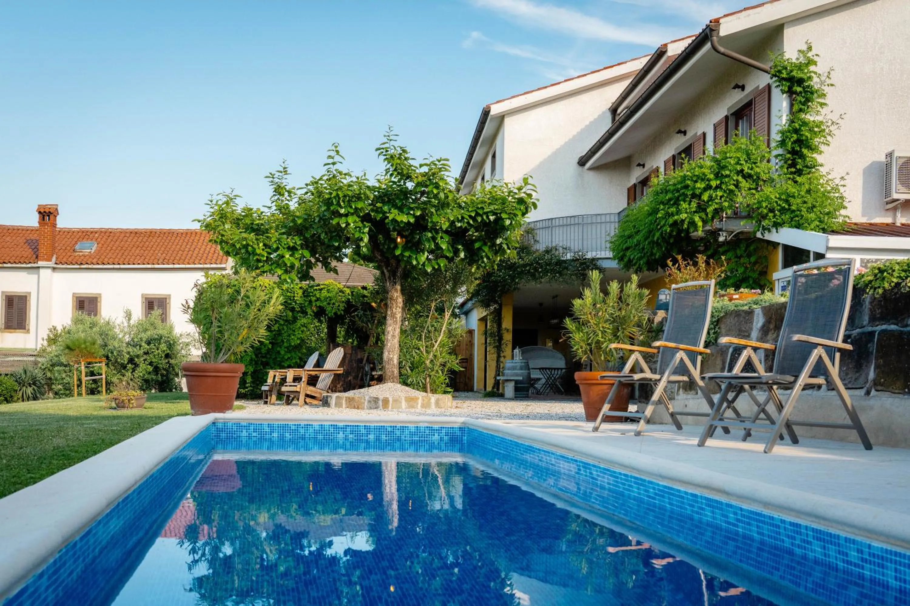 Swimming pool in Med oljkami Apartment