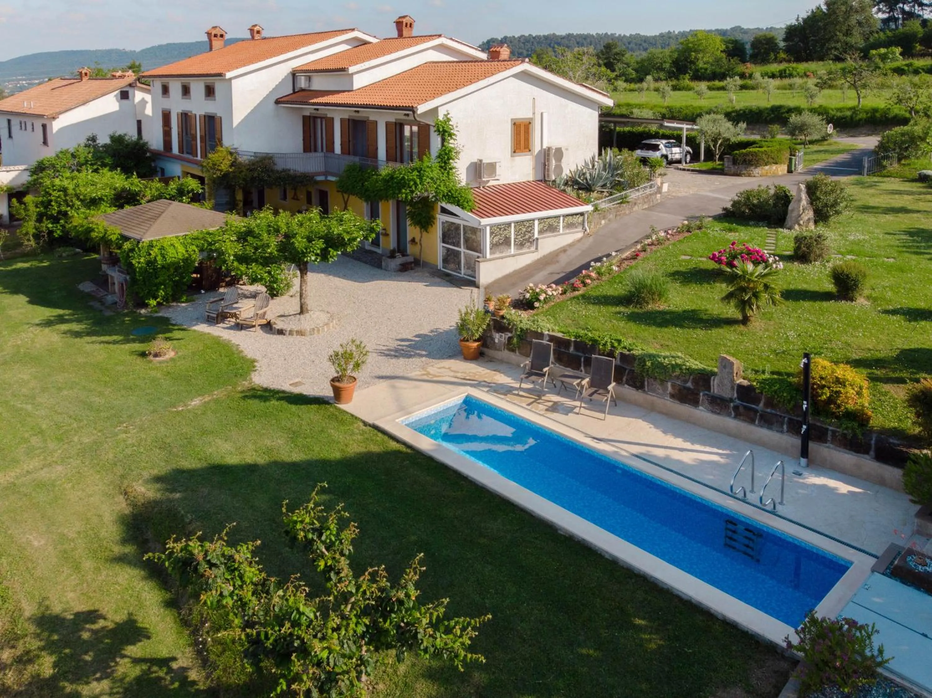 Property building in Med oljkami Apartment