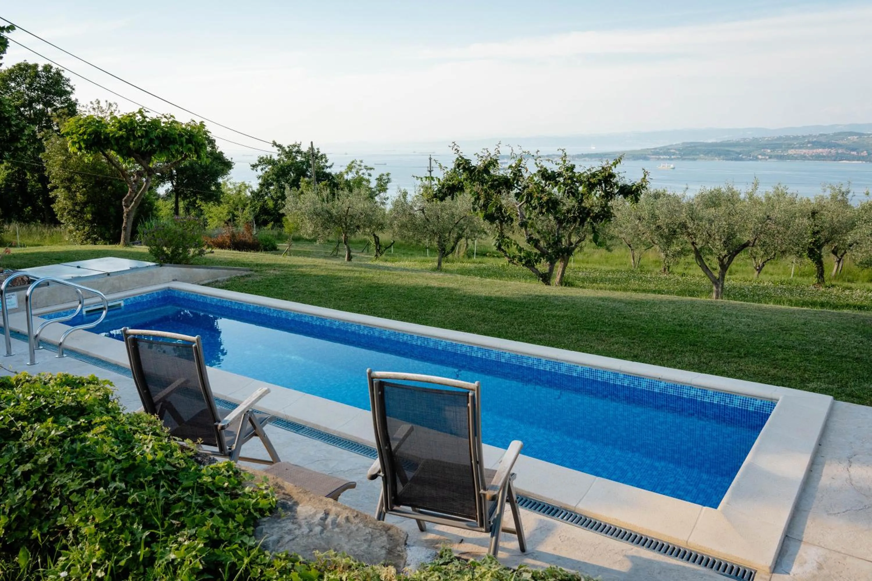 Garden view in Med oljkami Apartment