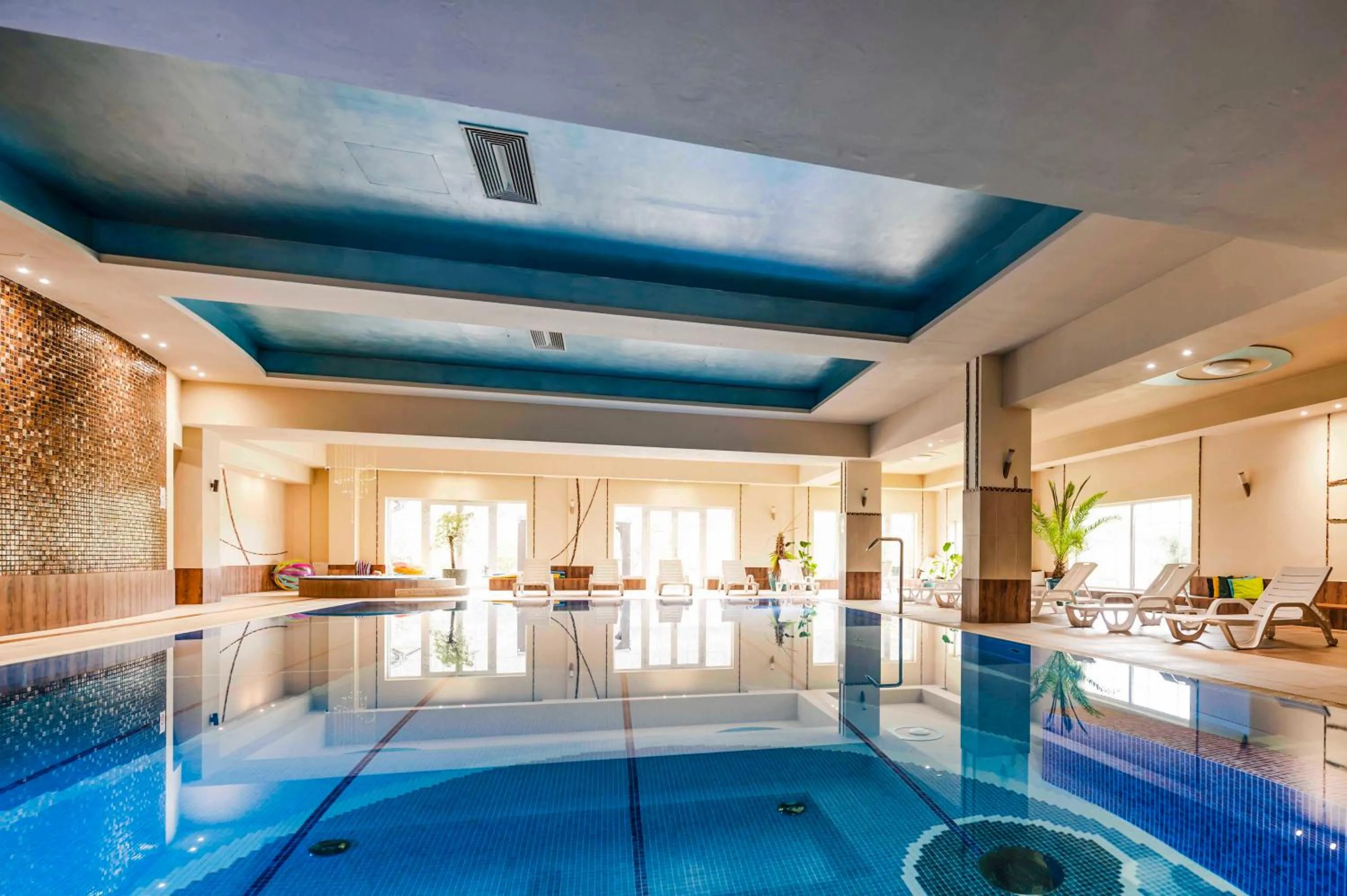 Swimming pool in Dosłońce Resort Wellness & Farm