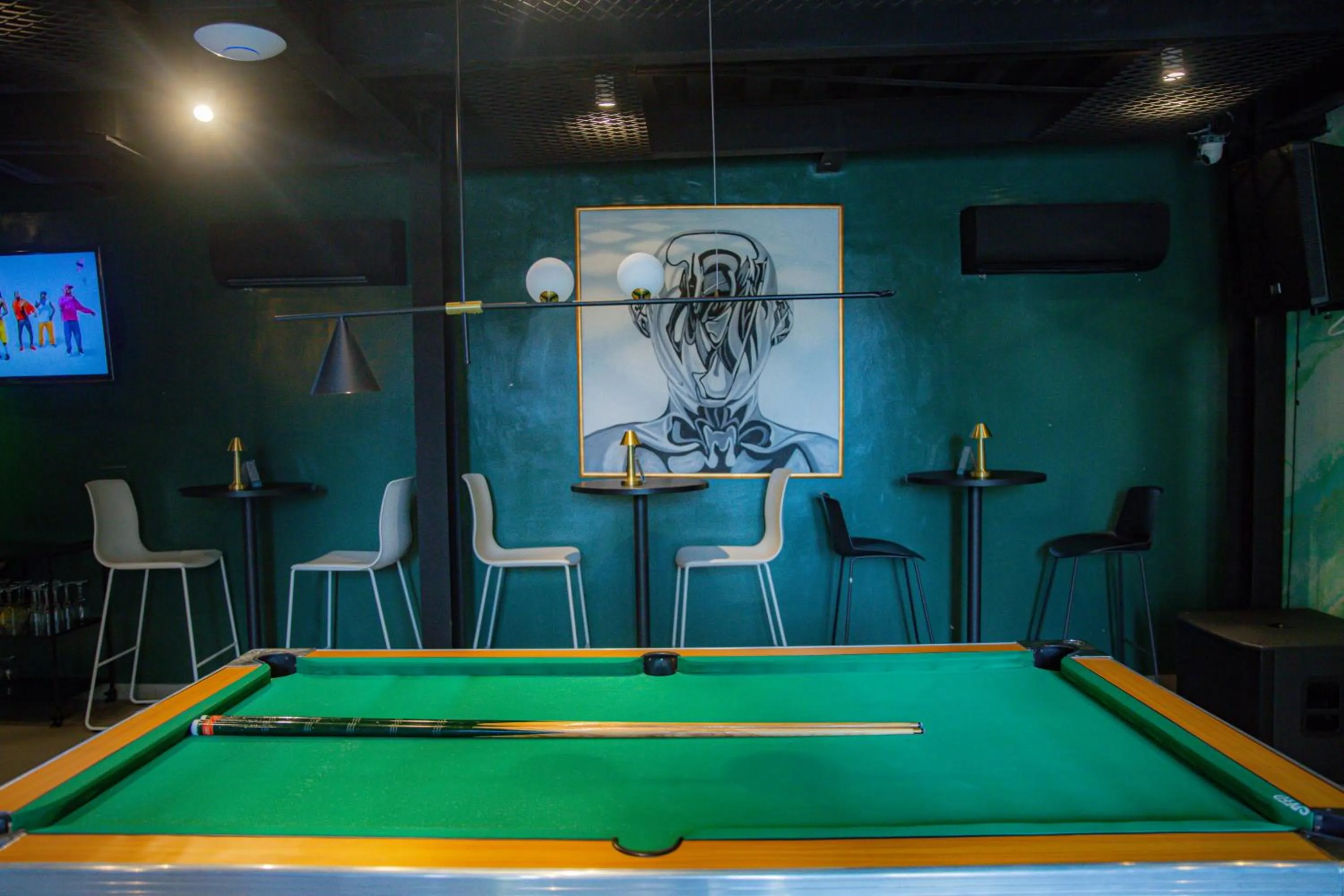 Restaurant/places to eat in Box Residence Hotel