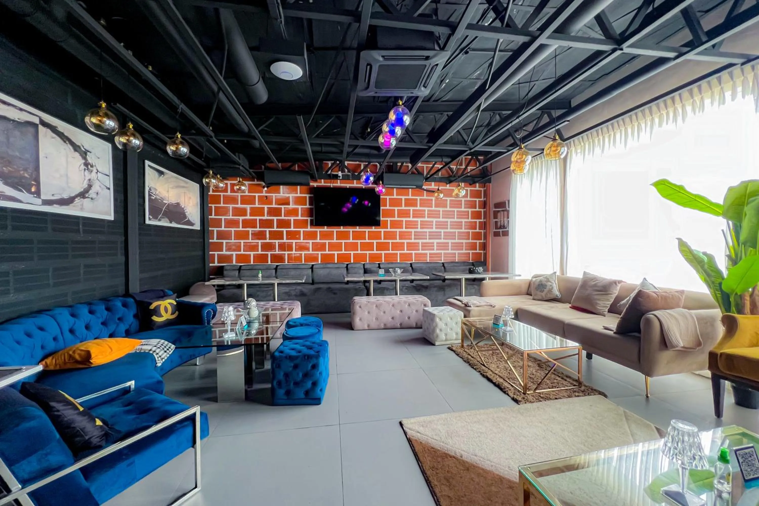 Restaurant/places to eat in Box Residence Hotel