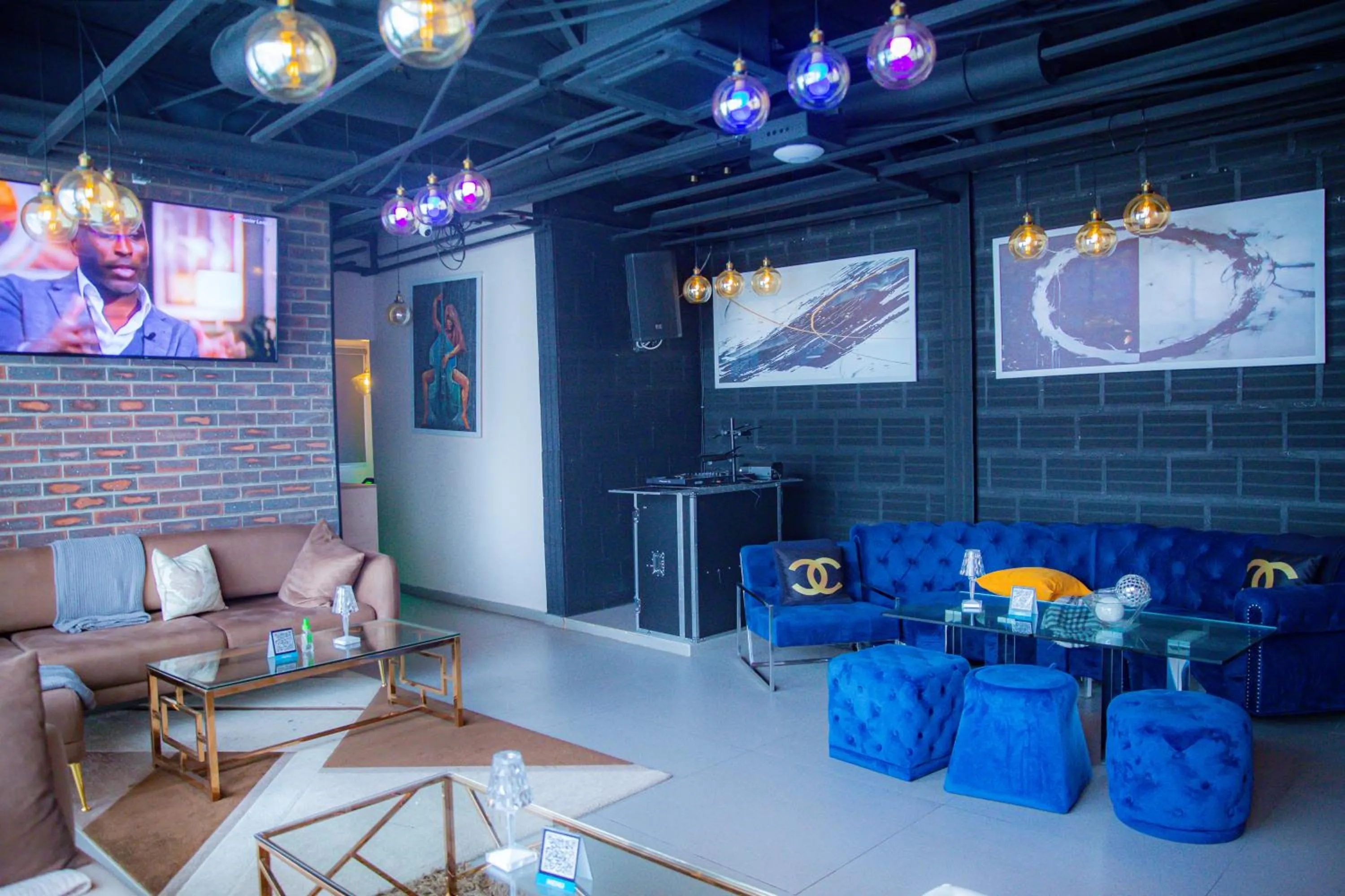 Restaurant/places to eat in Box Residence Hotel