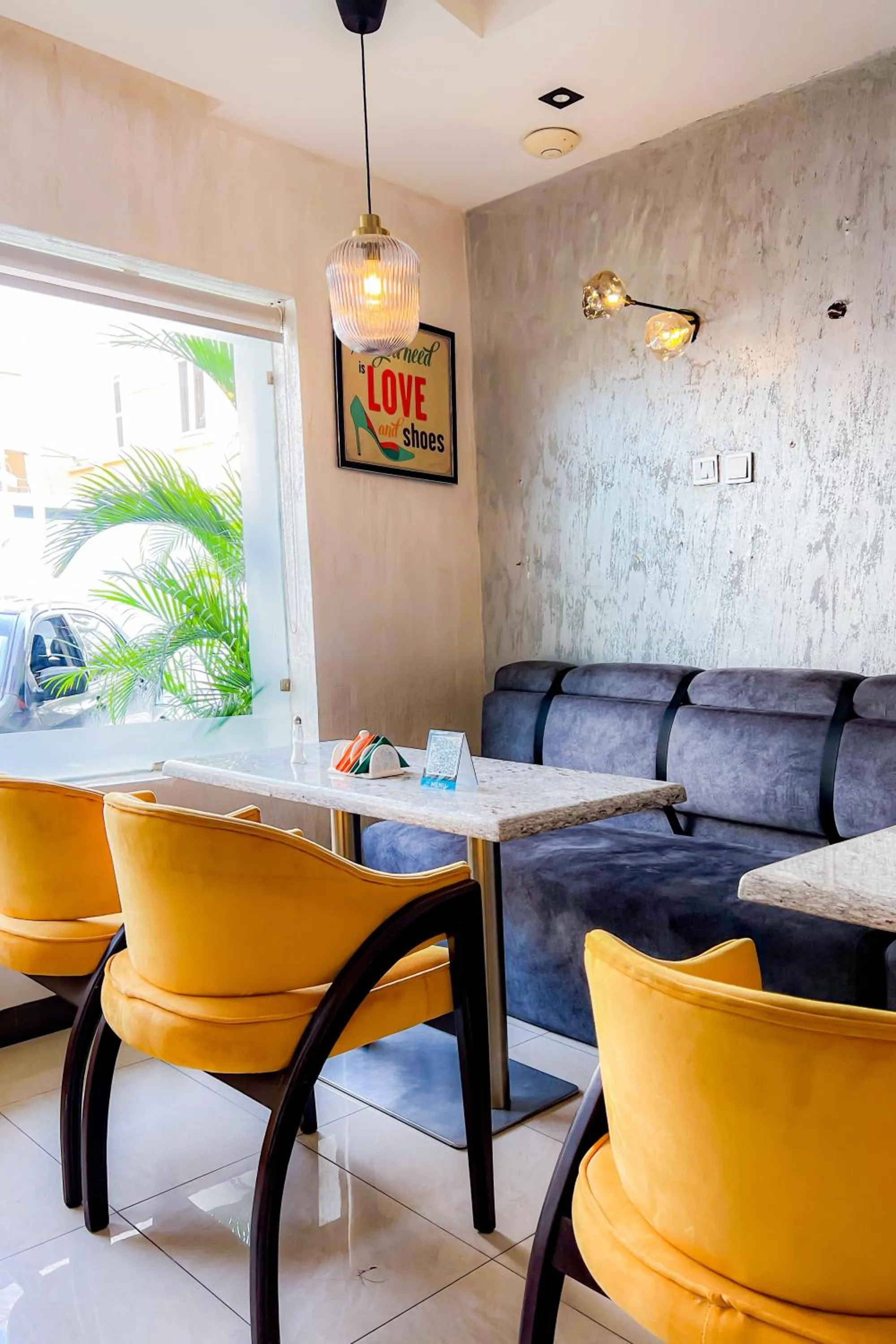 Restaurant/places to eat in Box Residence Hotel