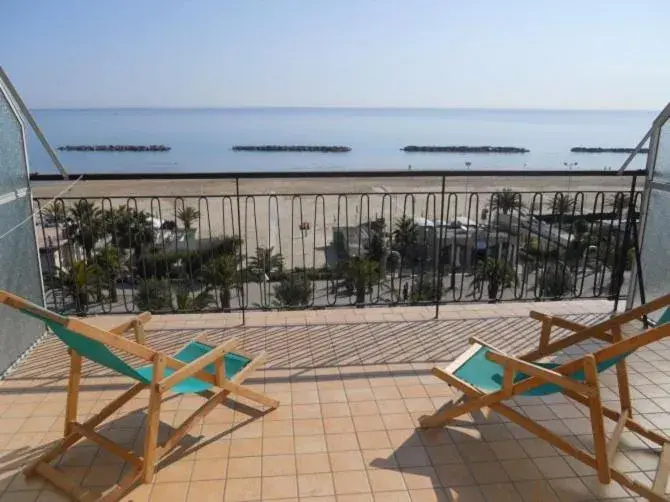 Deluxe Triple Room with Sea View in B&B Attico Mare Deluxe Triple Room with Sea View in B&B Attico Mare