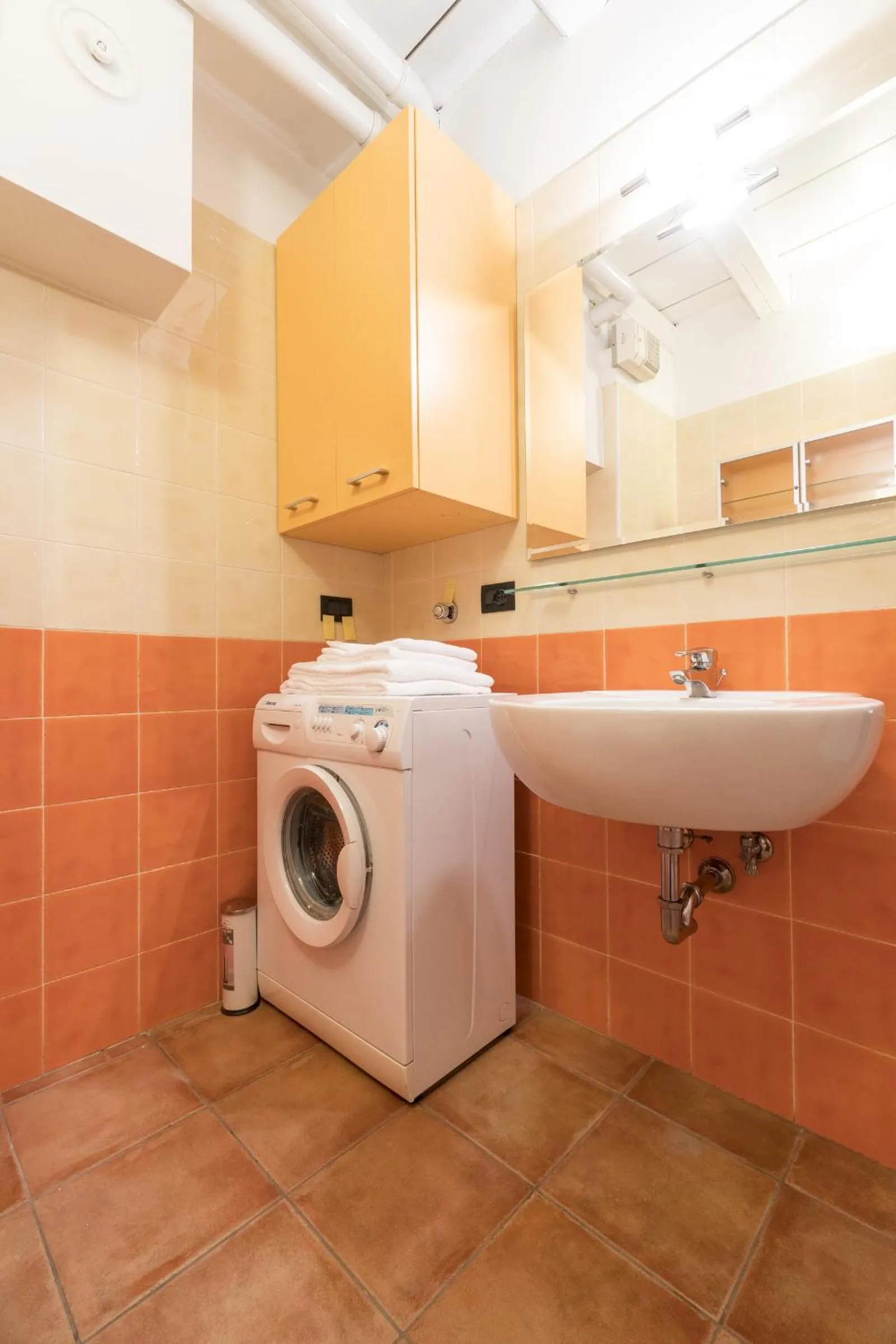 Bathroom in Bertiera House by Studio Vita