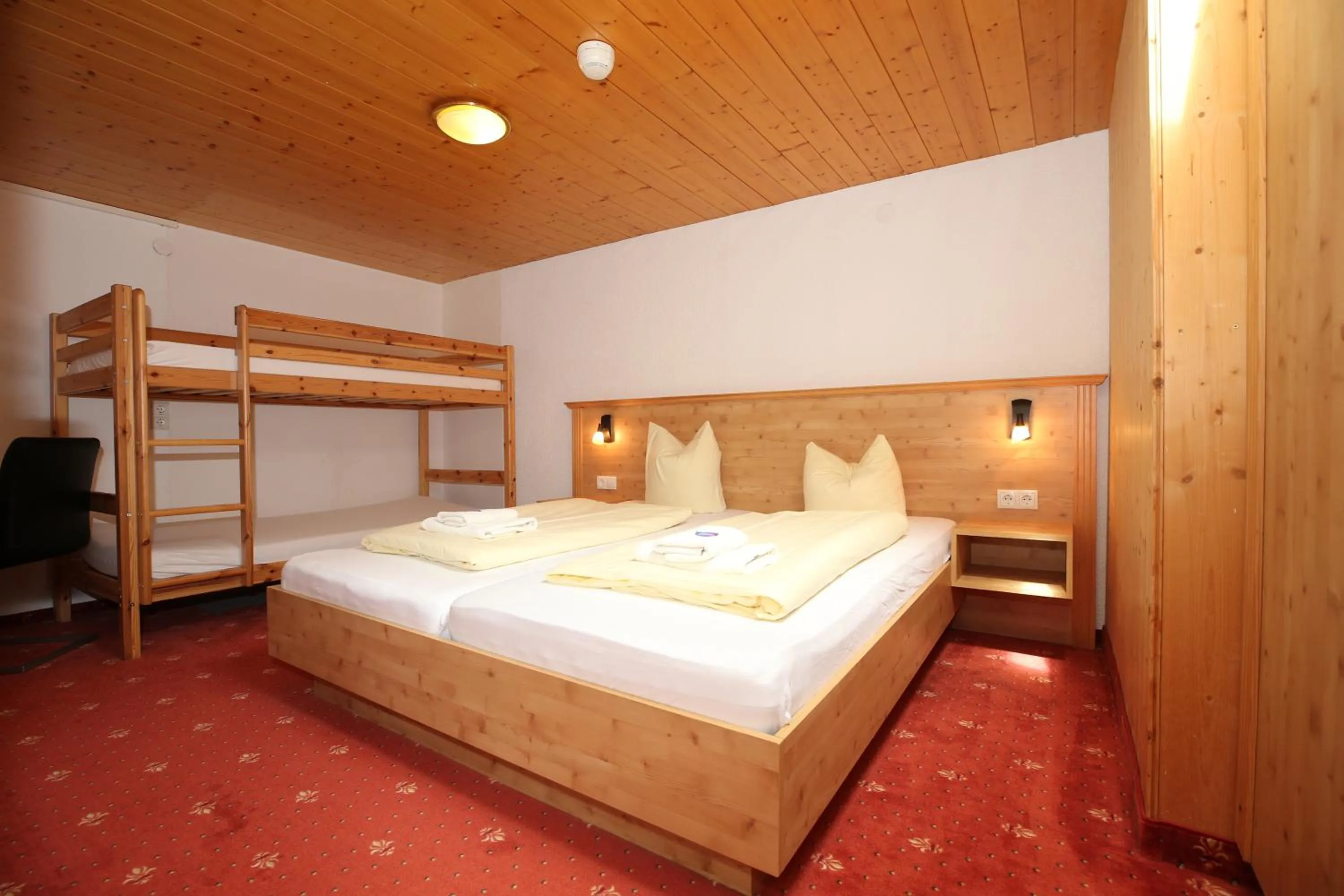 bunk bed, Bed in T3 Alpenhotel Garfrescha