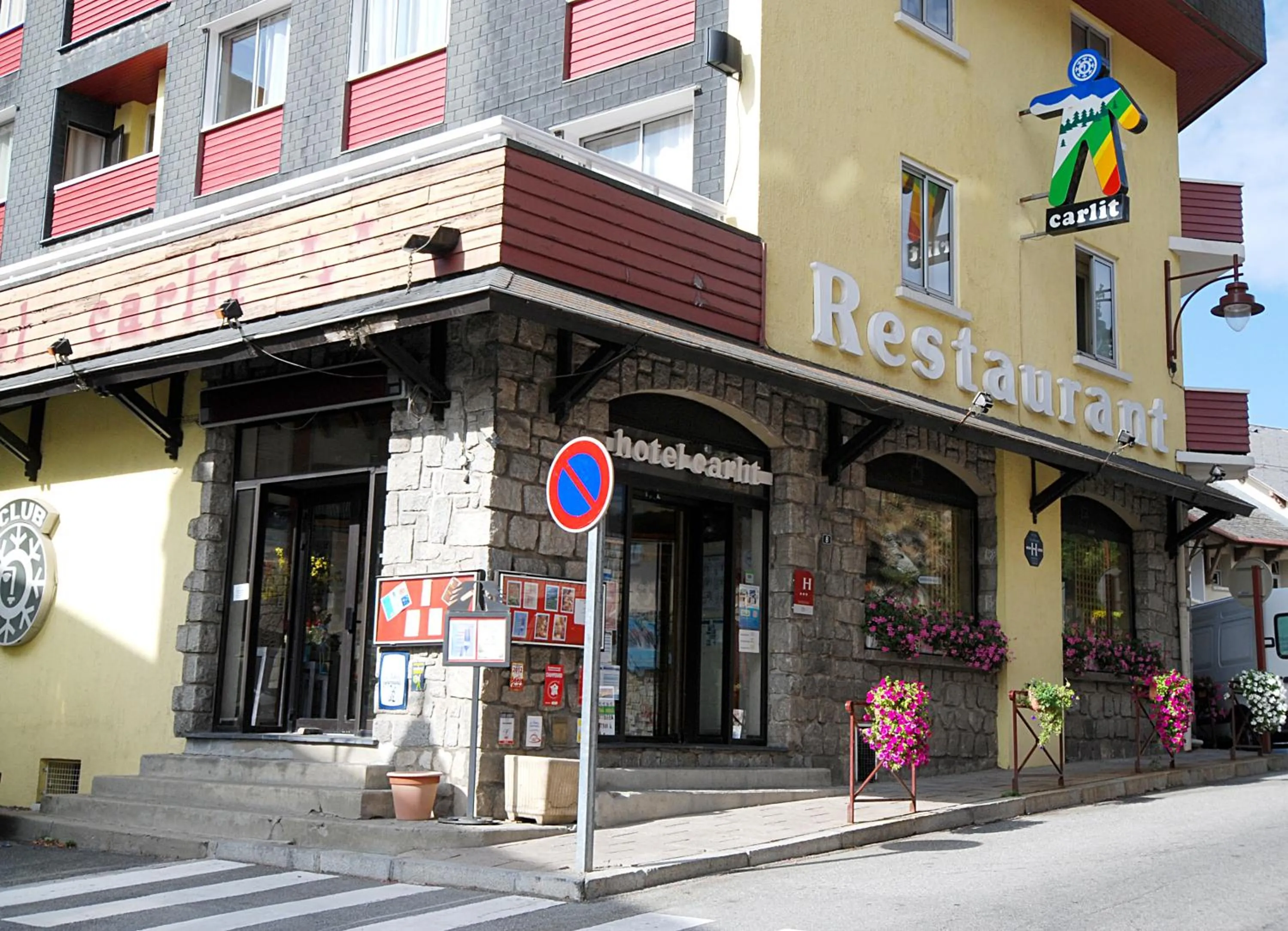 Facade/entrance in Carlit