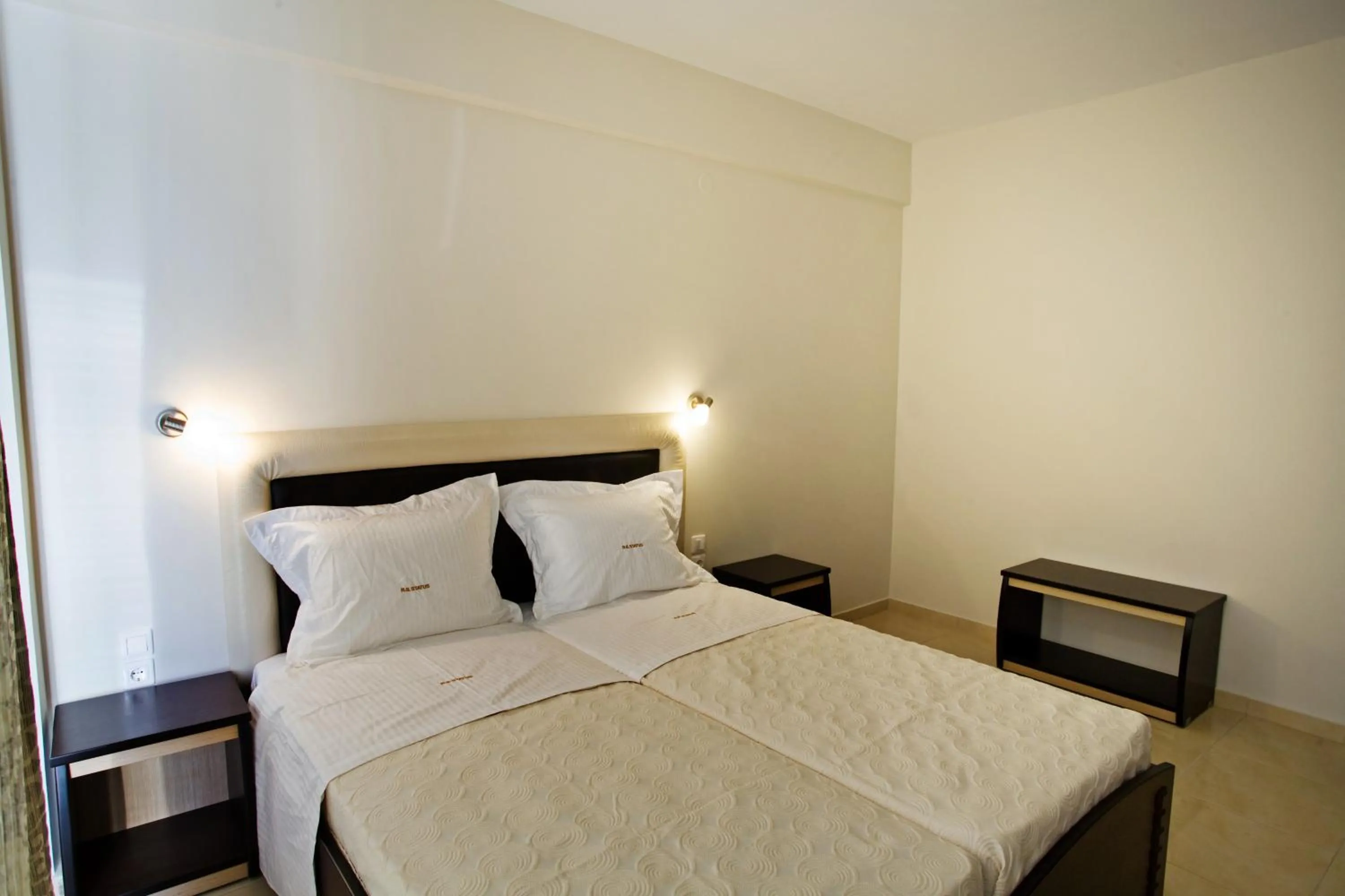 Bed in Rg Status Hotel