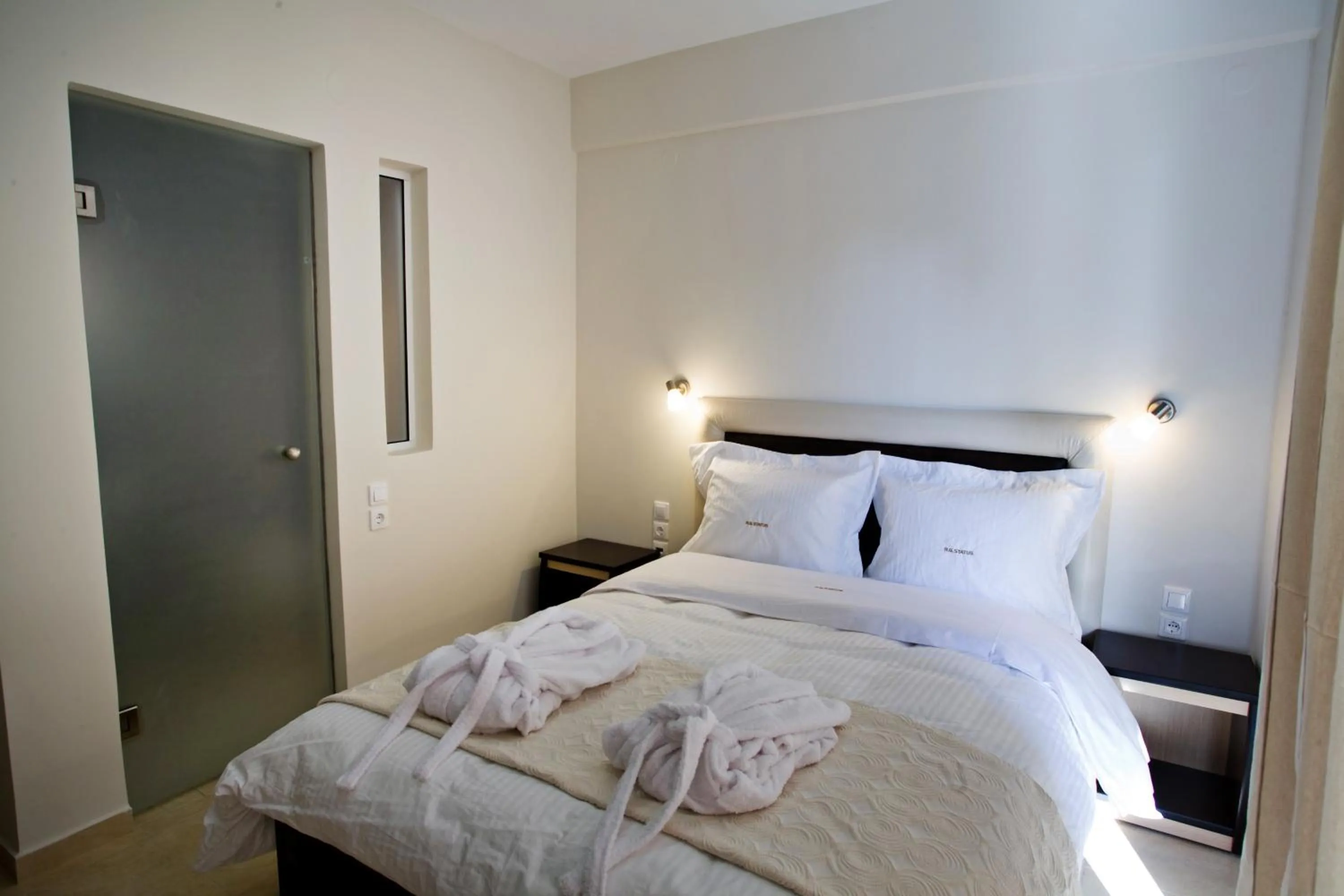 Bed in Rg Status Hotel