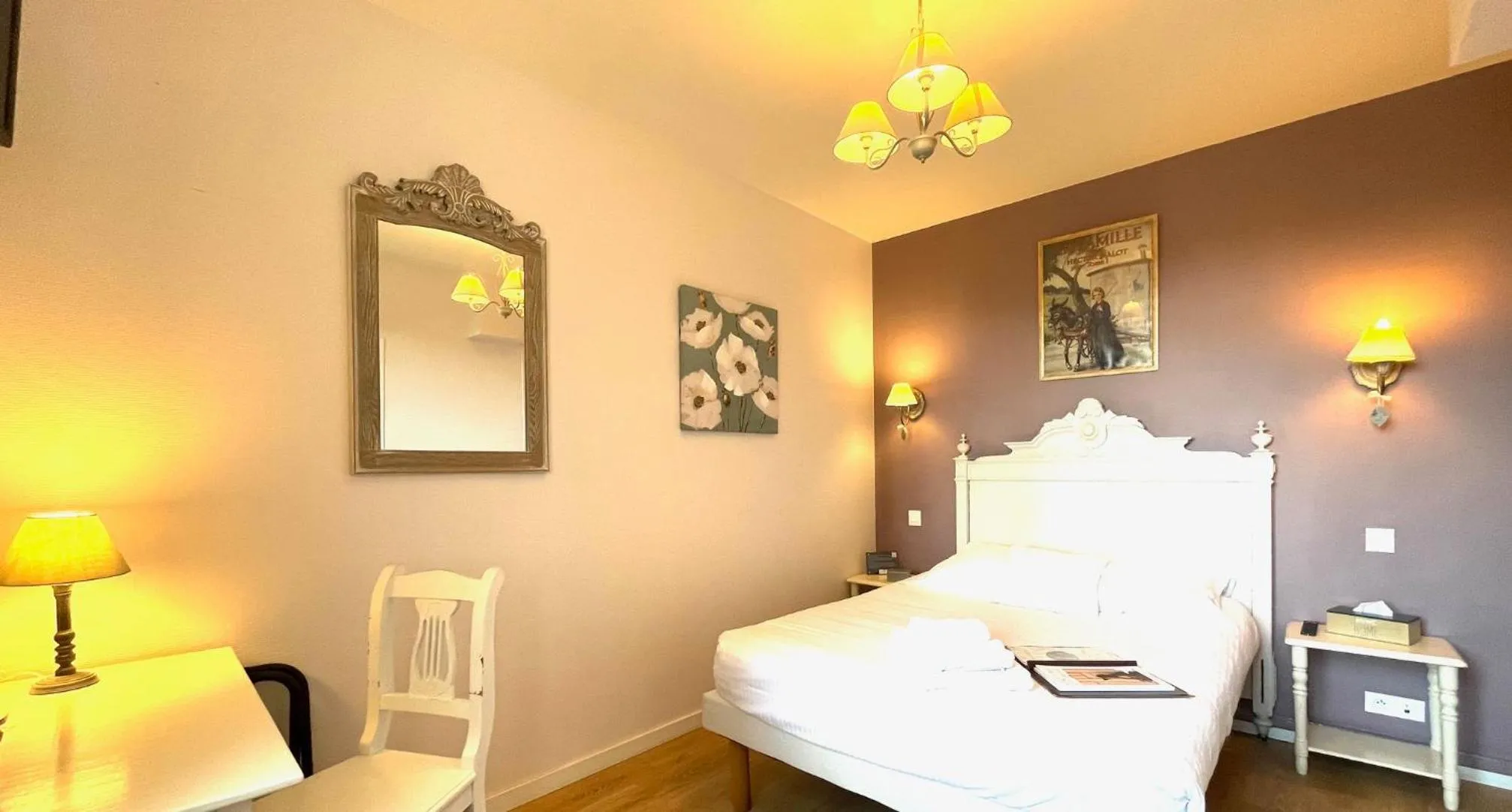 Photo of the whole room, Bed in La Villa Les Mots Passants