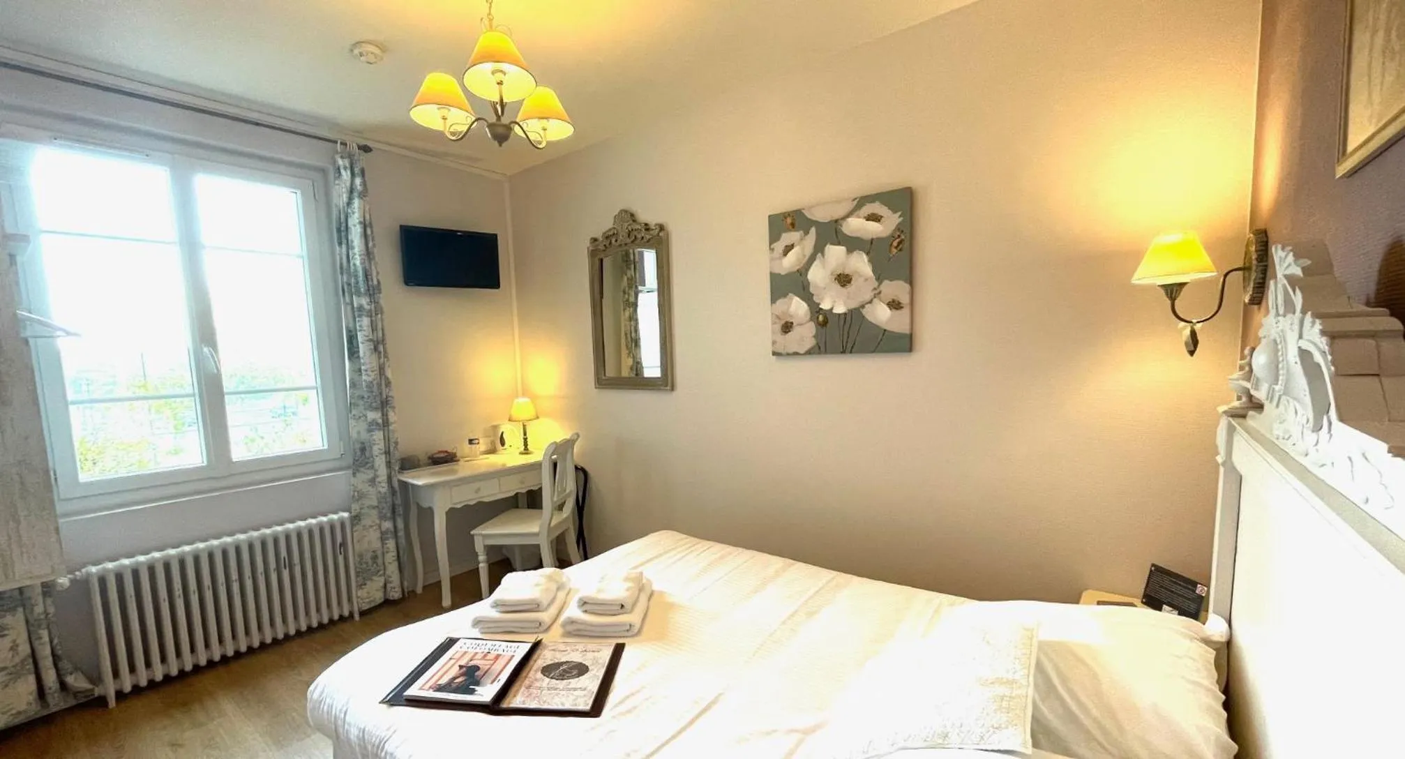 Photo of the whole room, Bed in La Villa Les Mots Passants