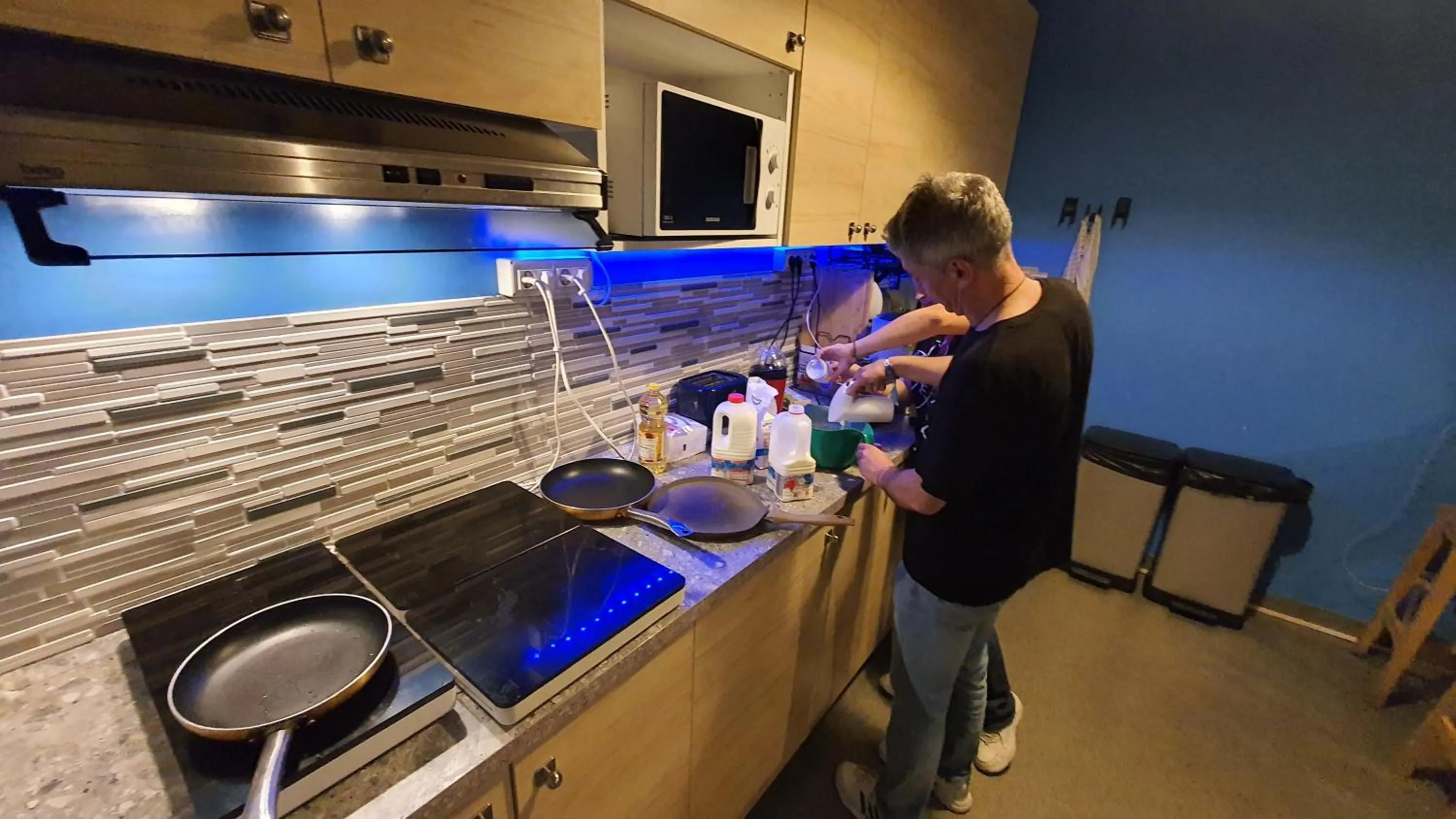 Kitchen or kitchenette in Popcorn Hostel