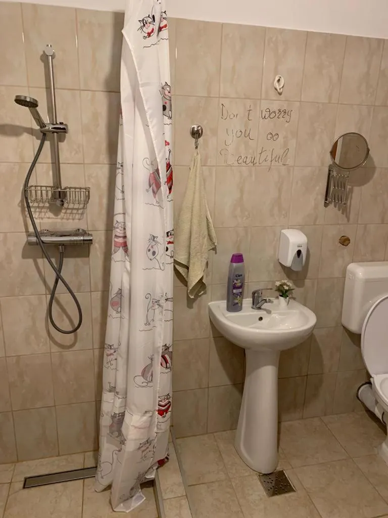 Shower in Popcorn Hostel