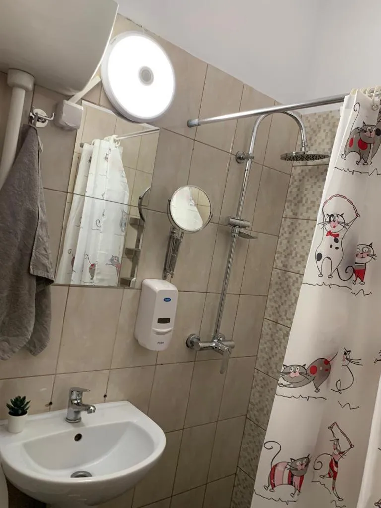 Shower in Popcorn Hostel