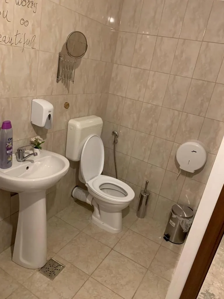 Toilet in Popcorn Hostel