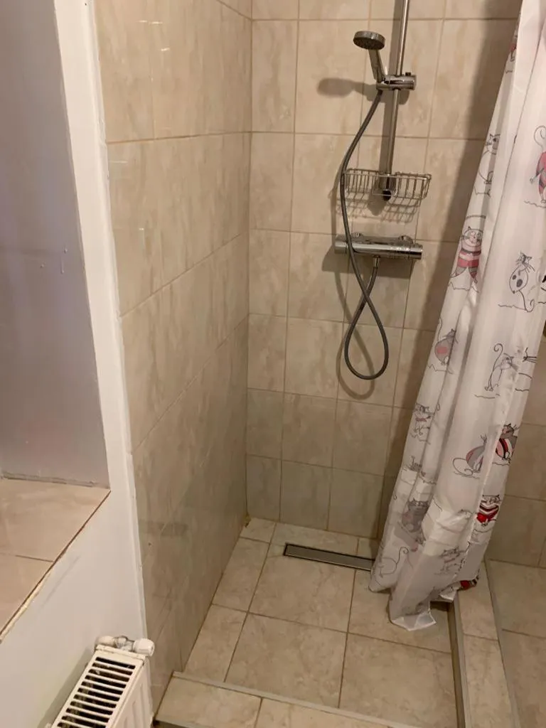 Shower in Popcorn Hostel