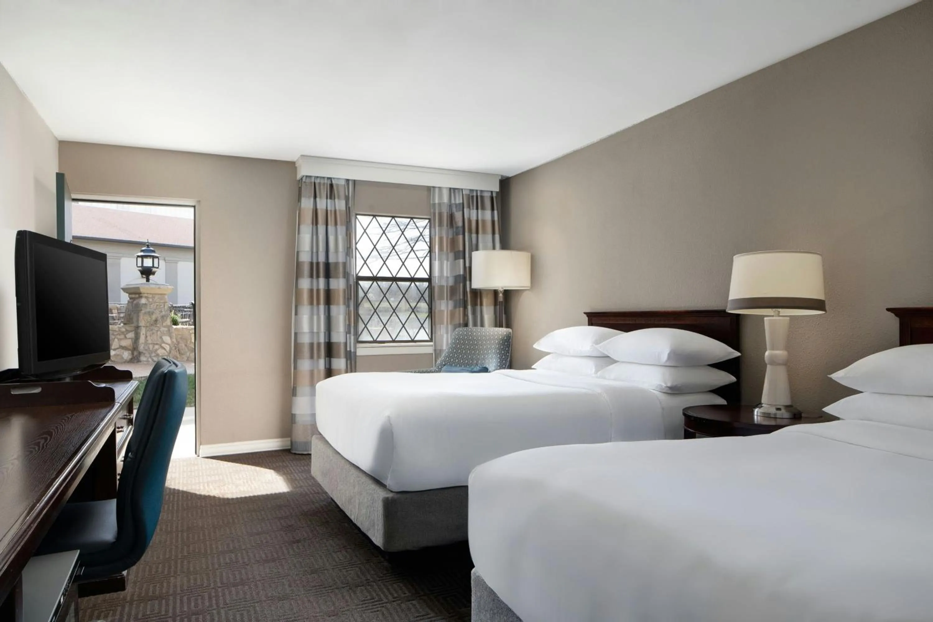 Photo of the whole room, Bed in Sheraton Westport Lakeside Chalet