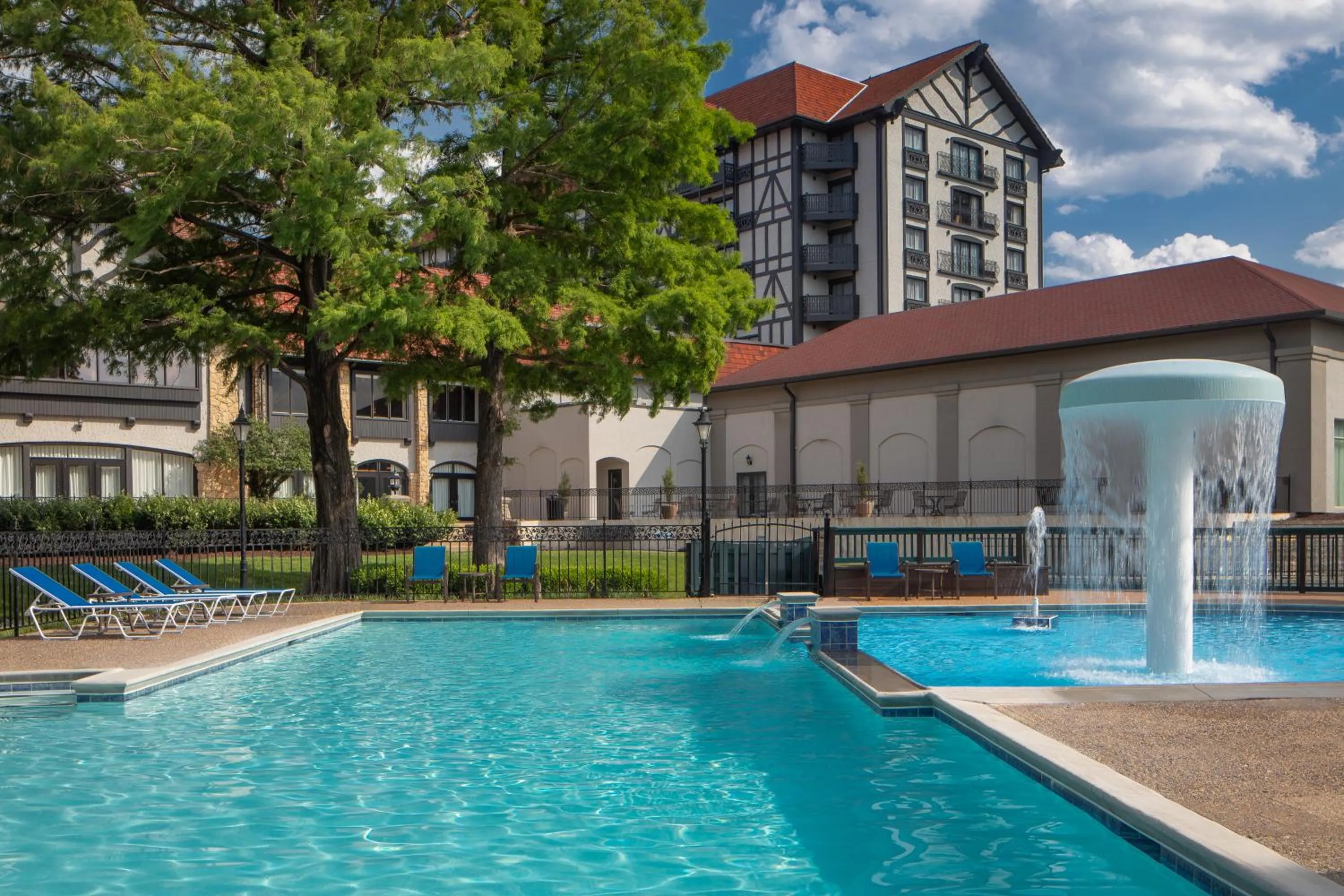 Swimming pool in Sheraton Westport Lakeside Chalet