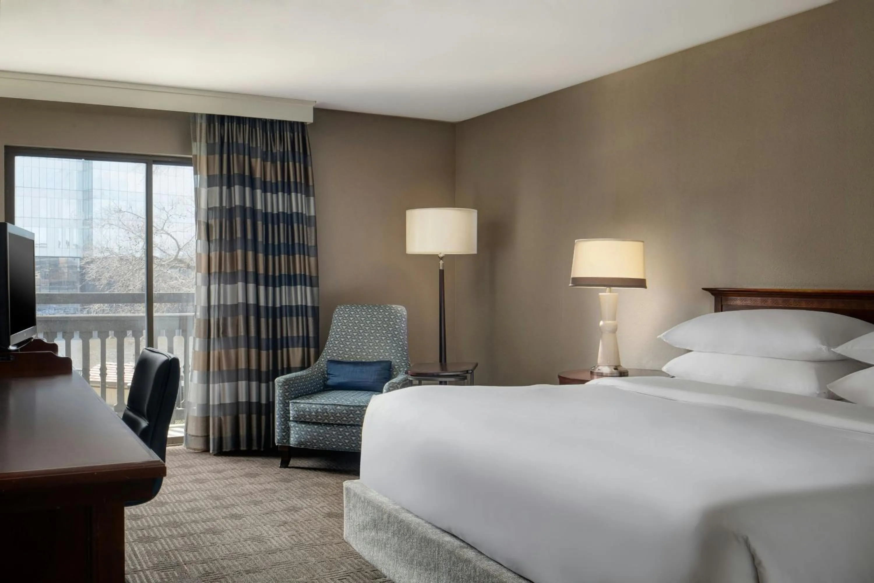 Photo of the whole room, Bed in Sheraton Westport Lakeside Chalet