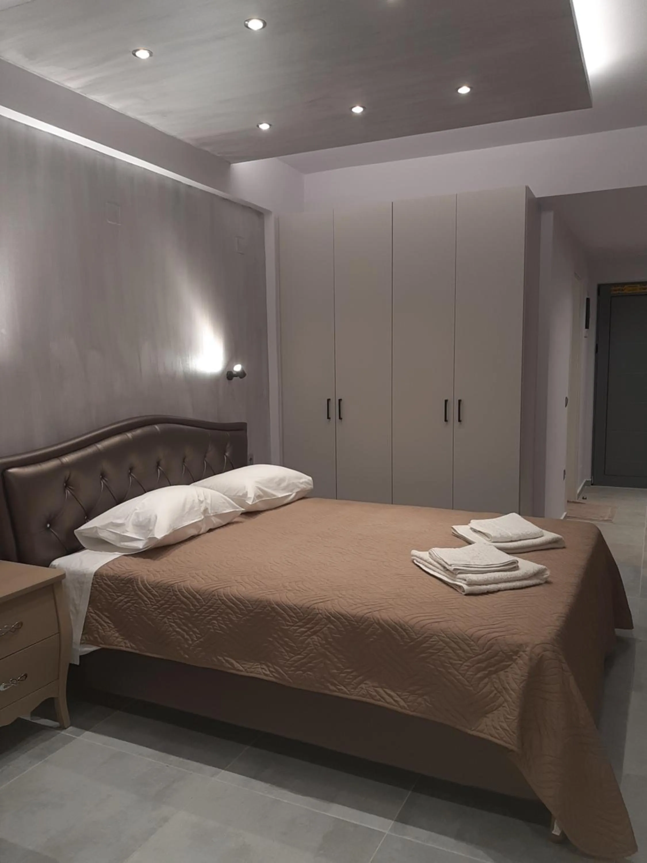 Property building, Bed in Gold Apartments