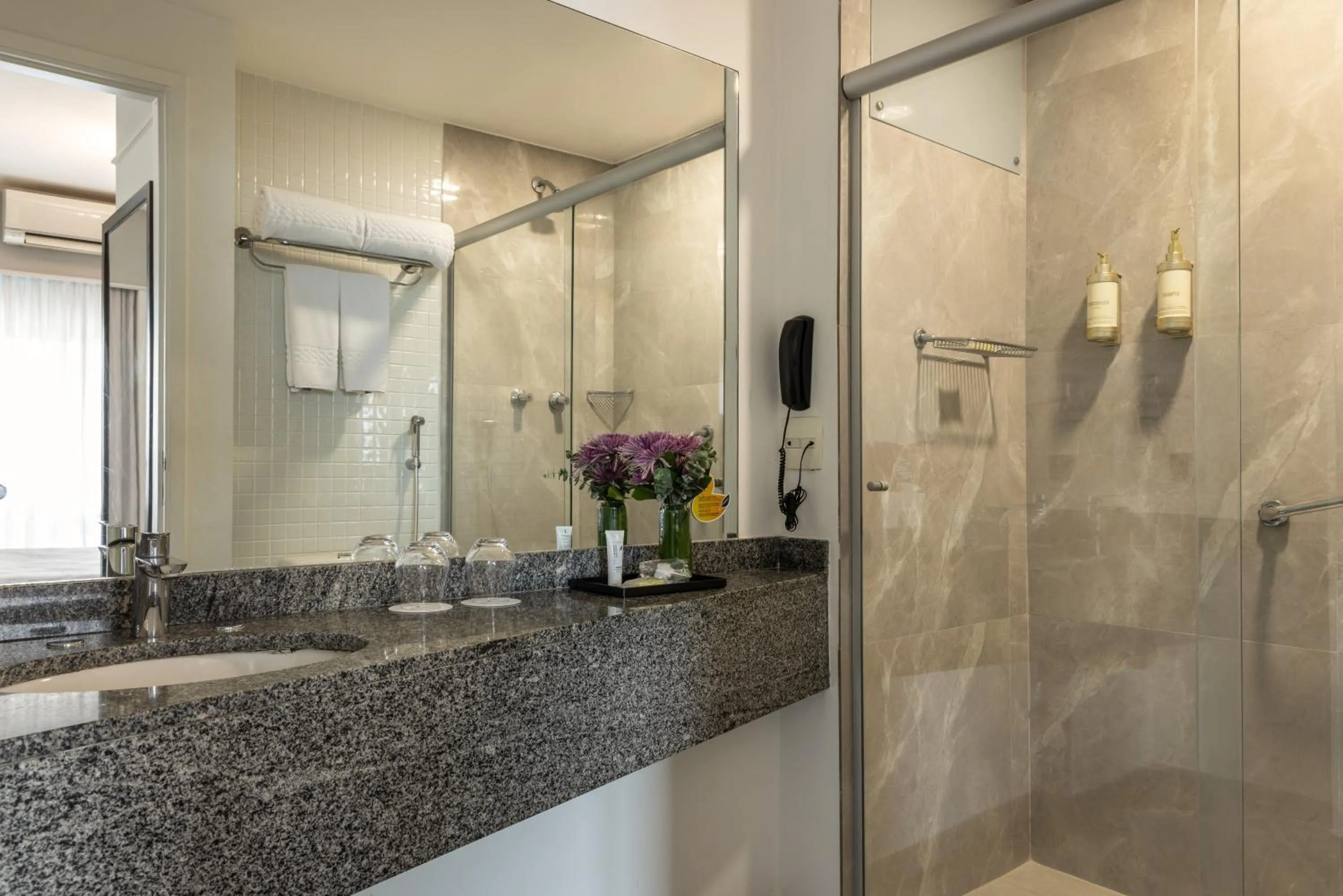 Shower in Blue Tree Premium Paulista