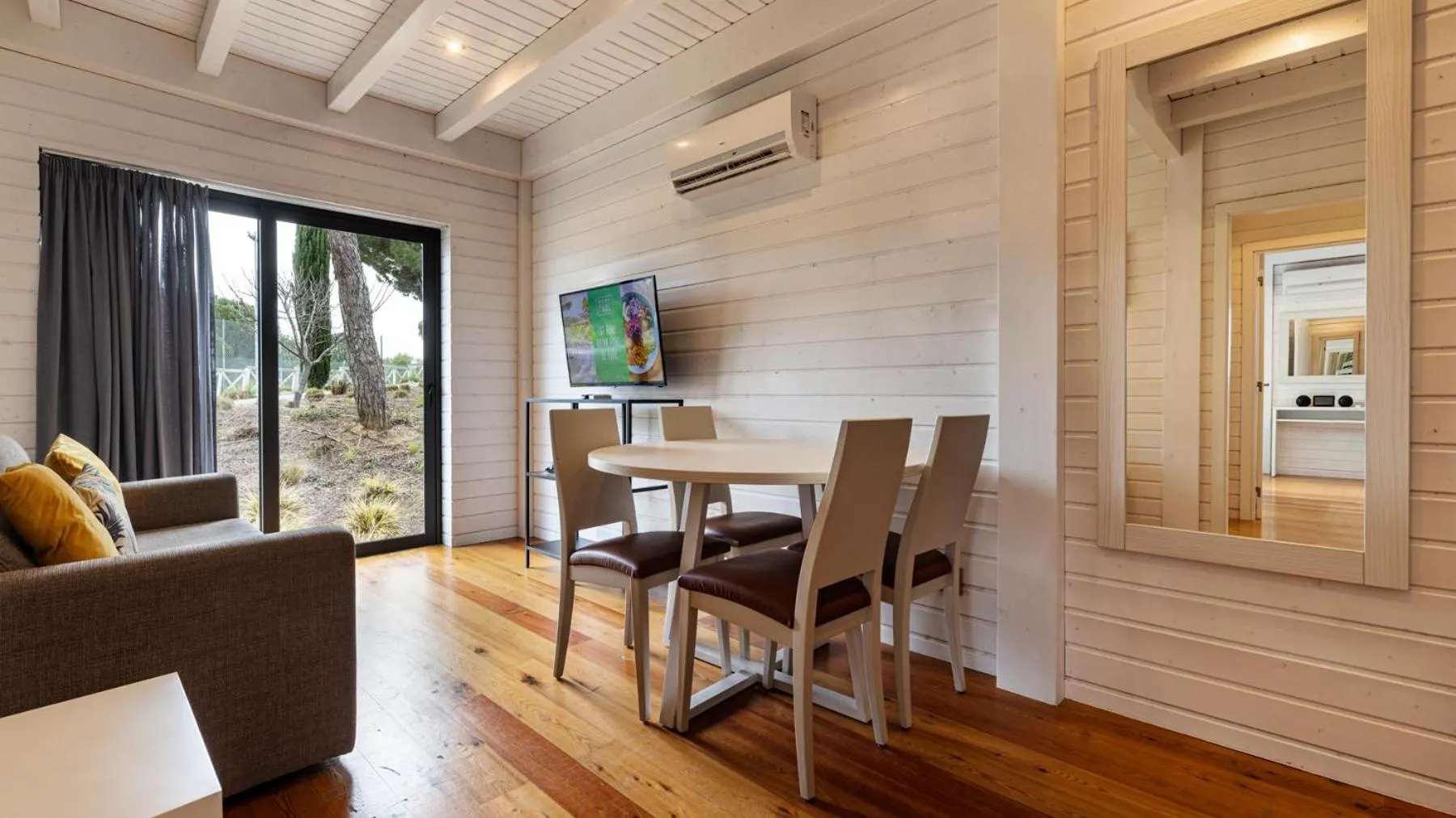 TV and multimedia in The Magnolia Hotel