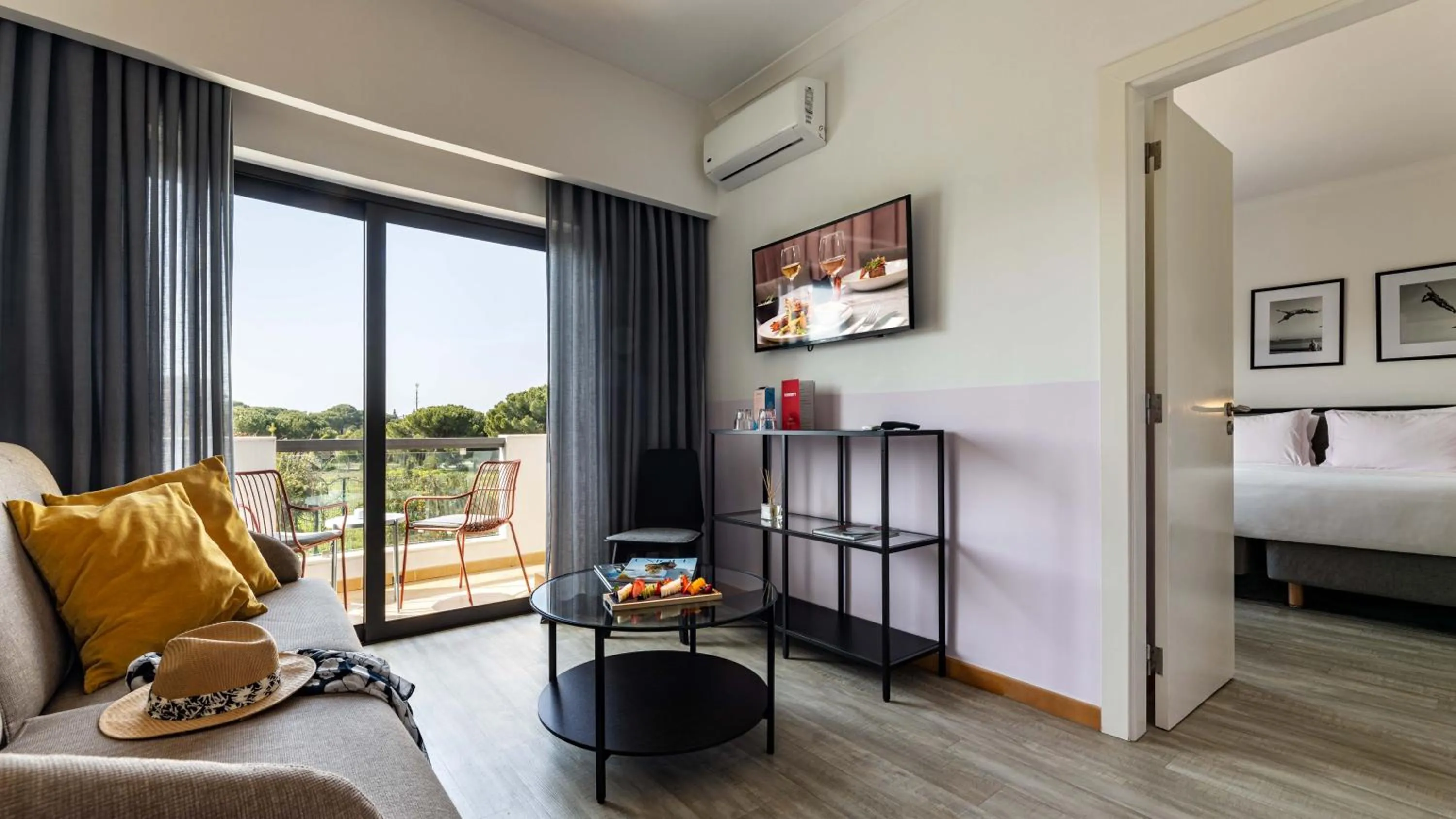Living room, Bed in The Magnolia Hotel