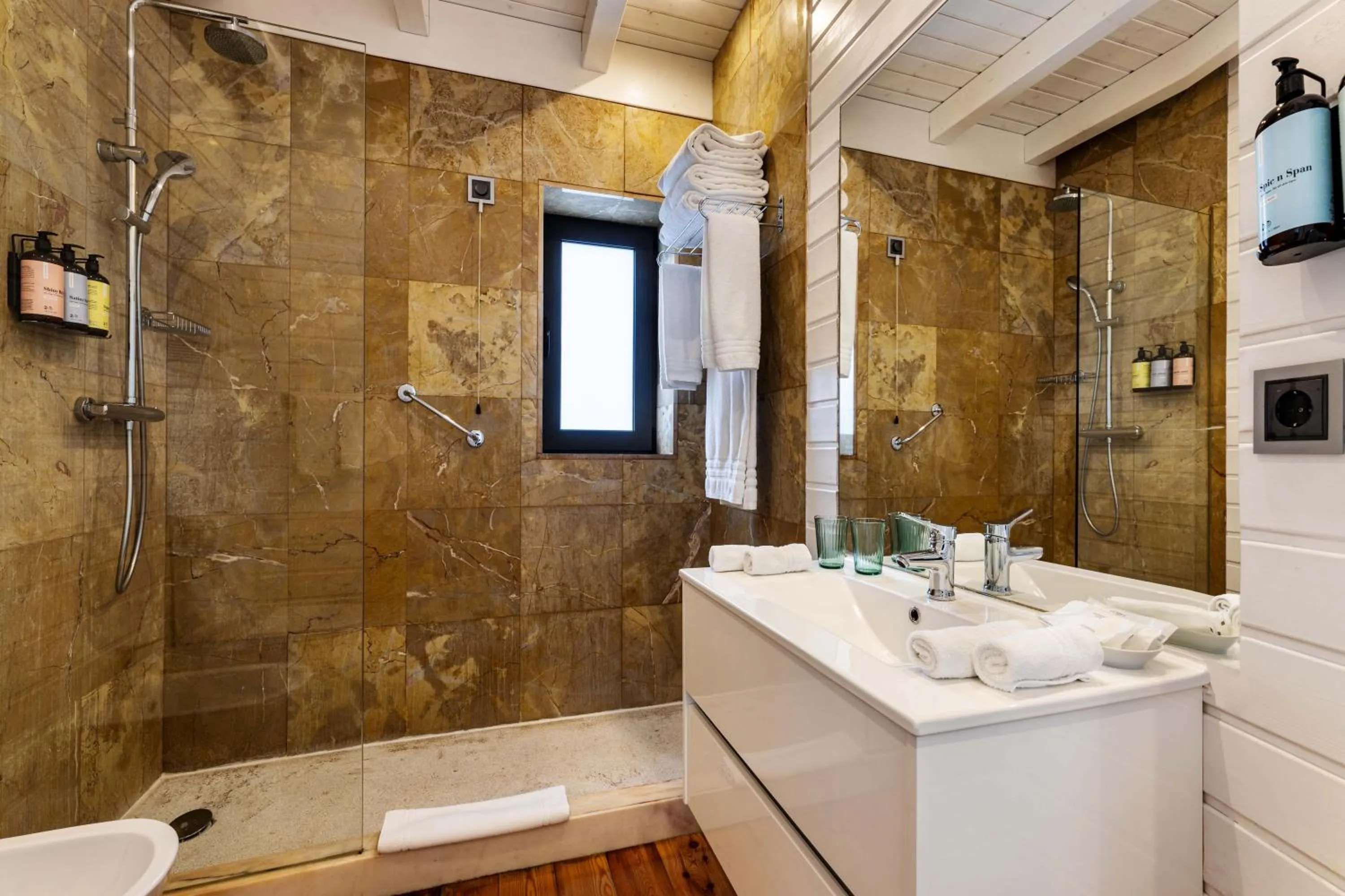 Shower in The Magnolia Hotel