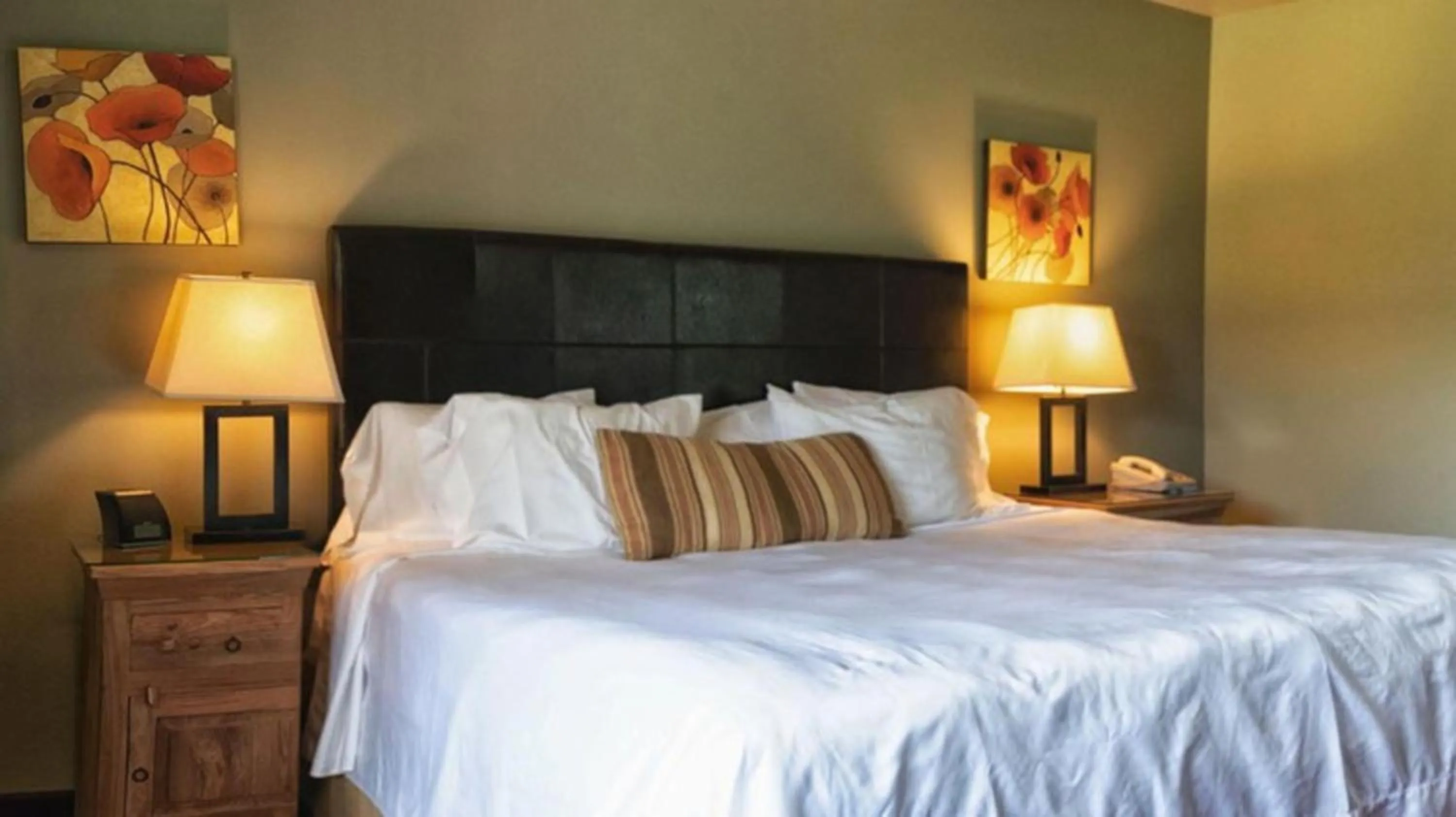 Bedroom, Bed in Driftwood Lodge