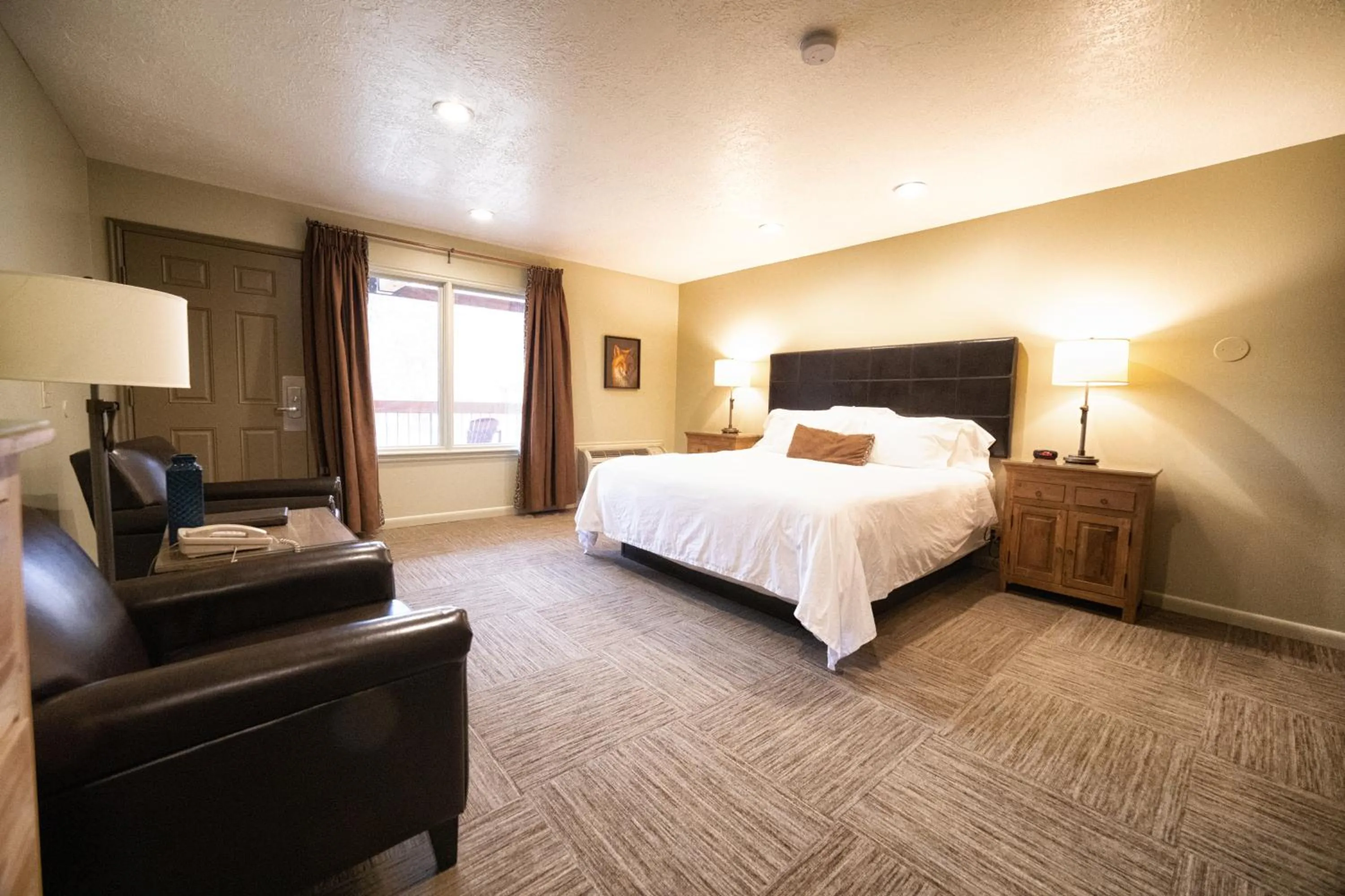 Photo of the whole room, Bed in Driftwood Lodge