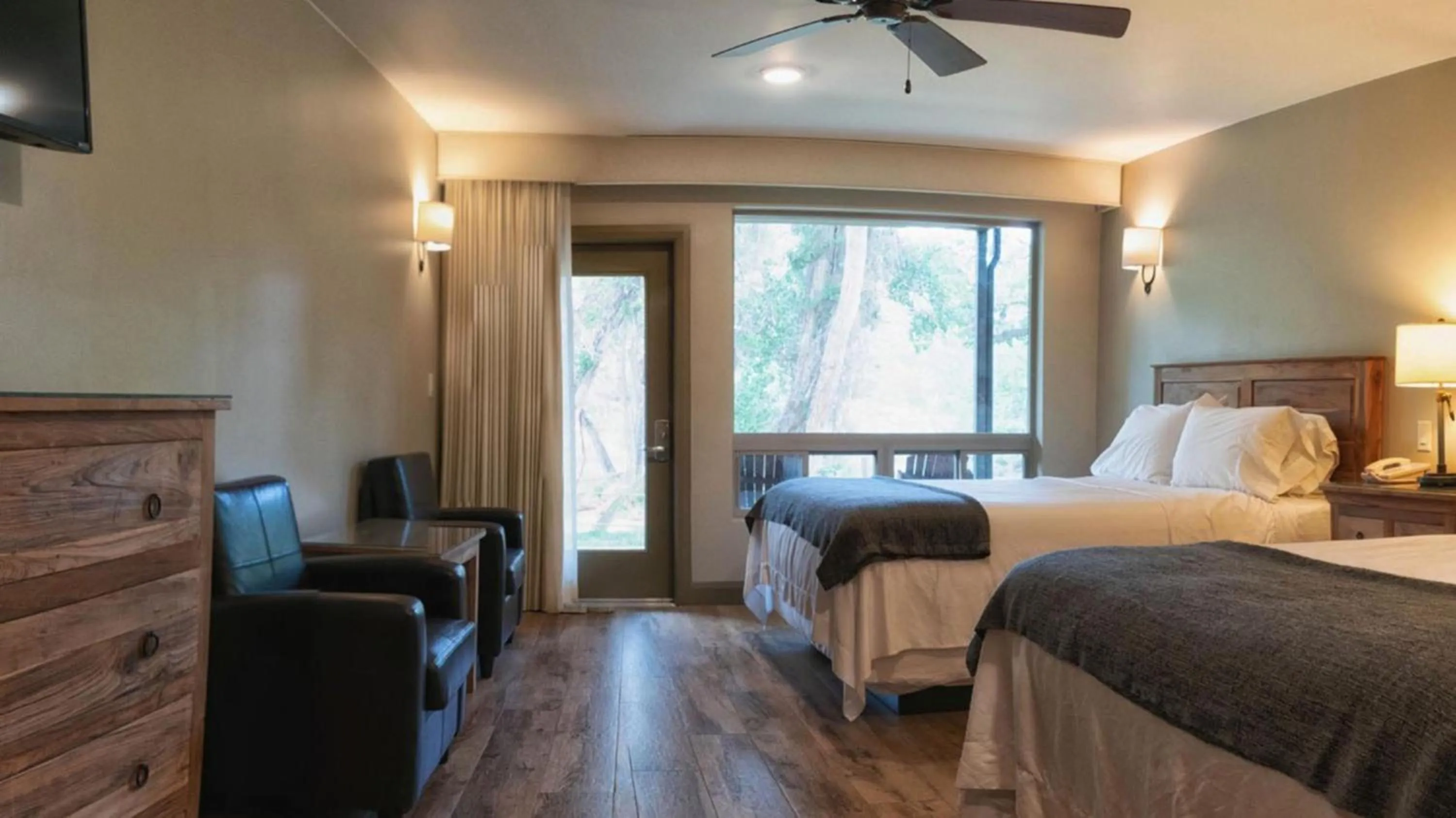 Bedroom, Bed in Driftwood Lodge