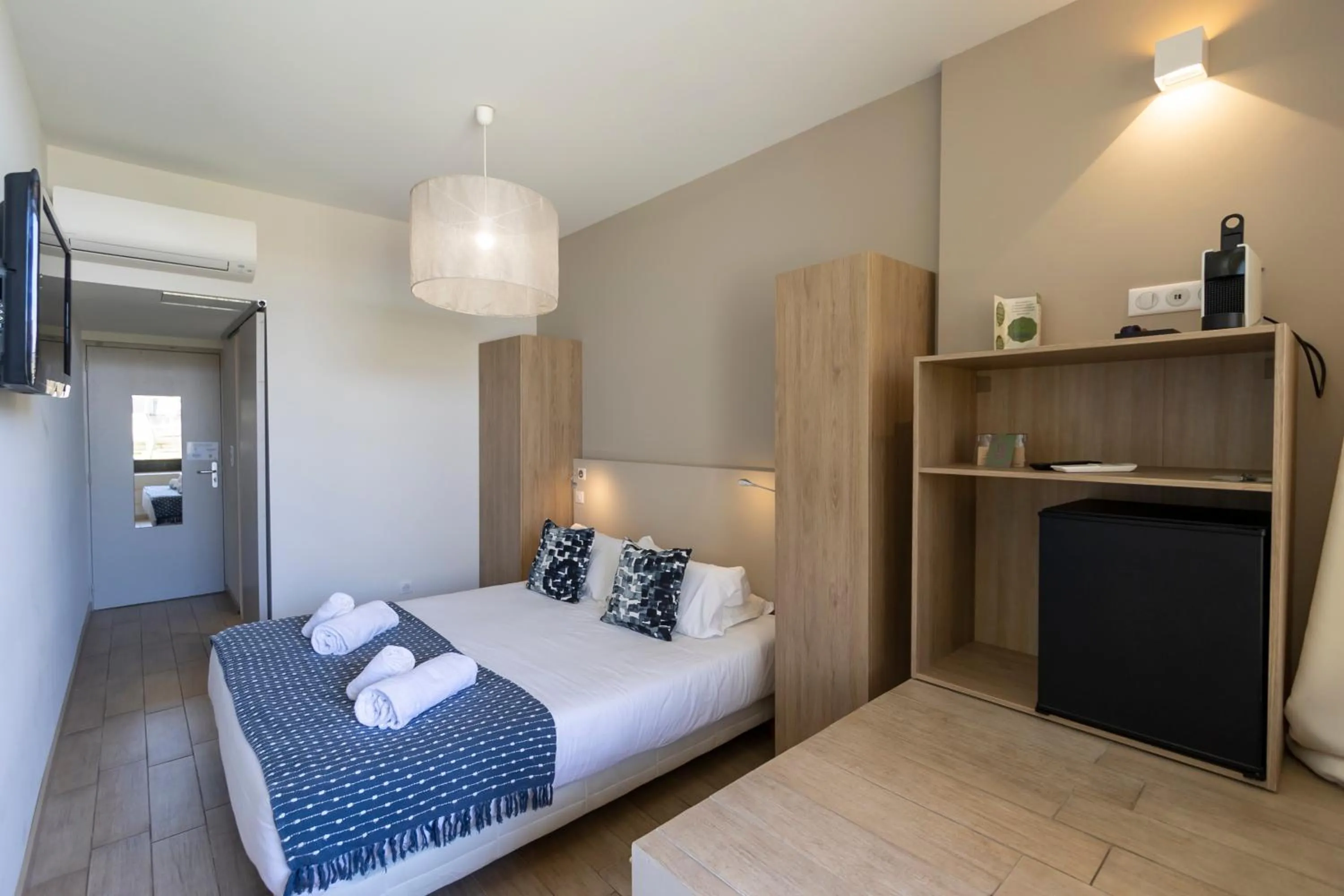 Photo of the whole room, Bed in Auberge Kallisté - Eco Label