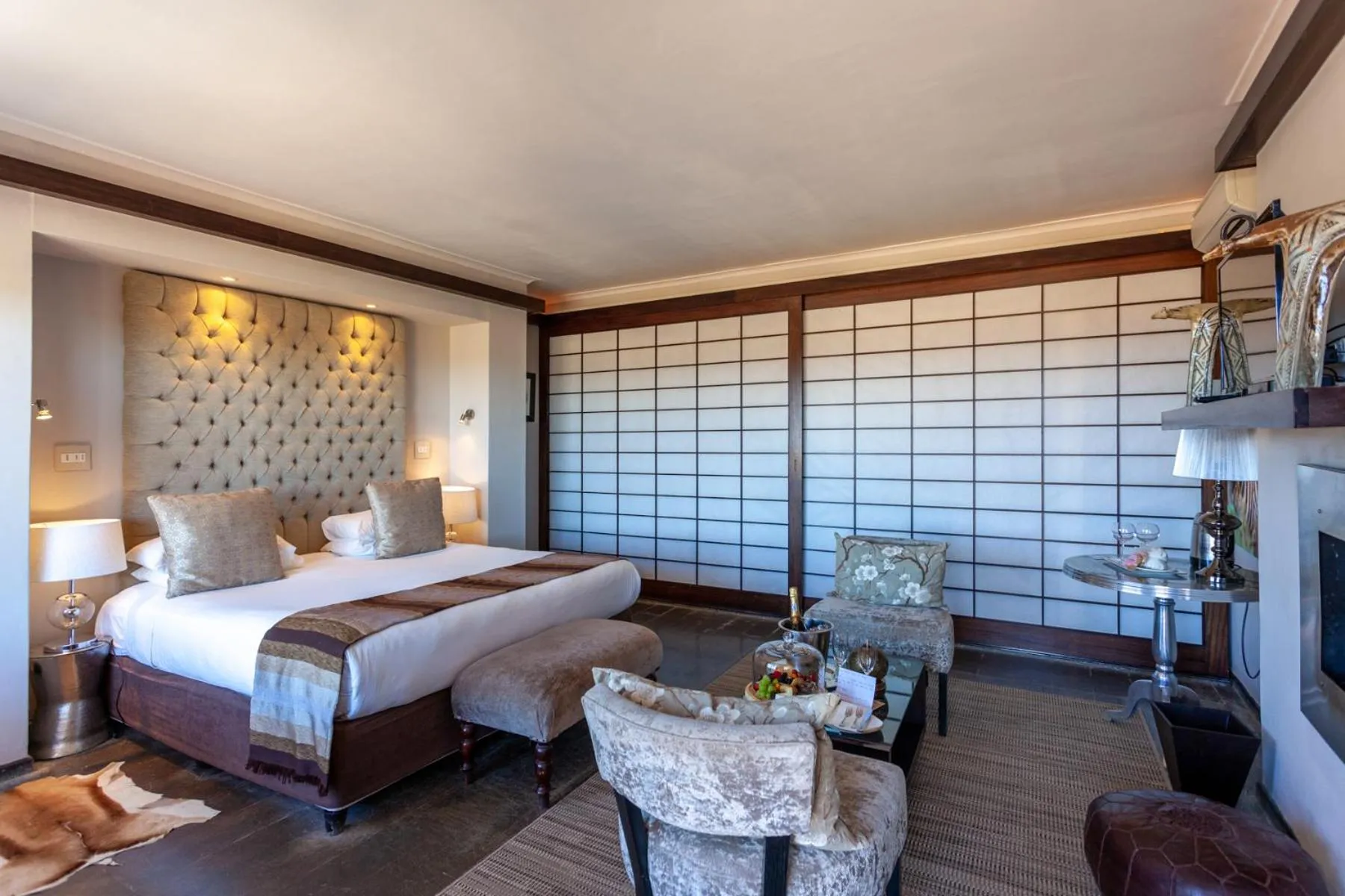 Seating area, Bed in Inverdoorn Game Reserve Lodge