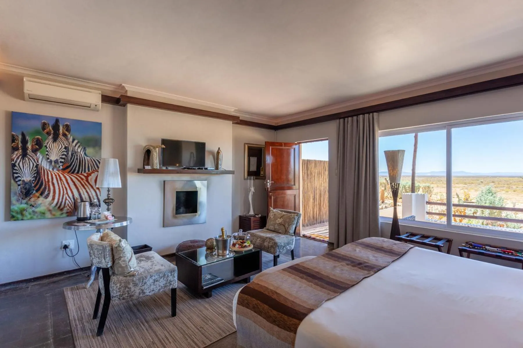 Bed in Inverdoorn Game Reserve Lodge