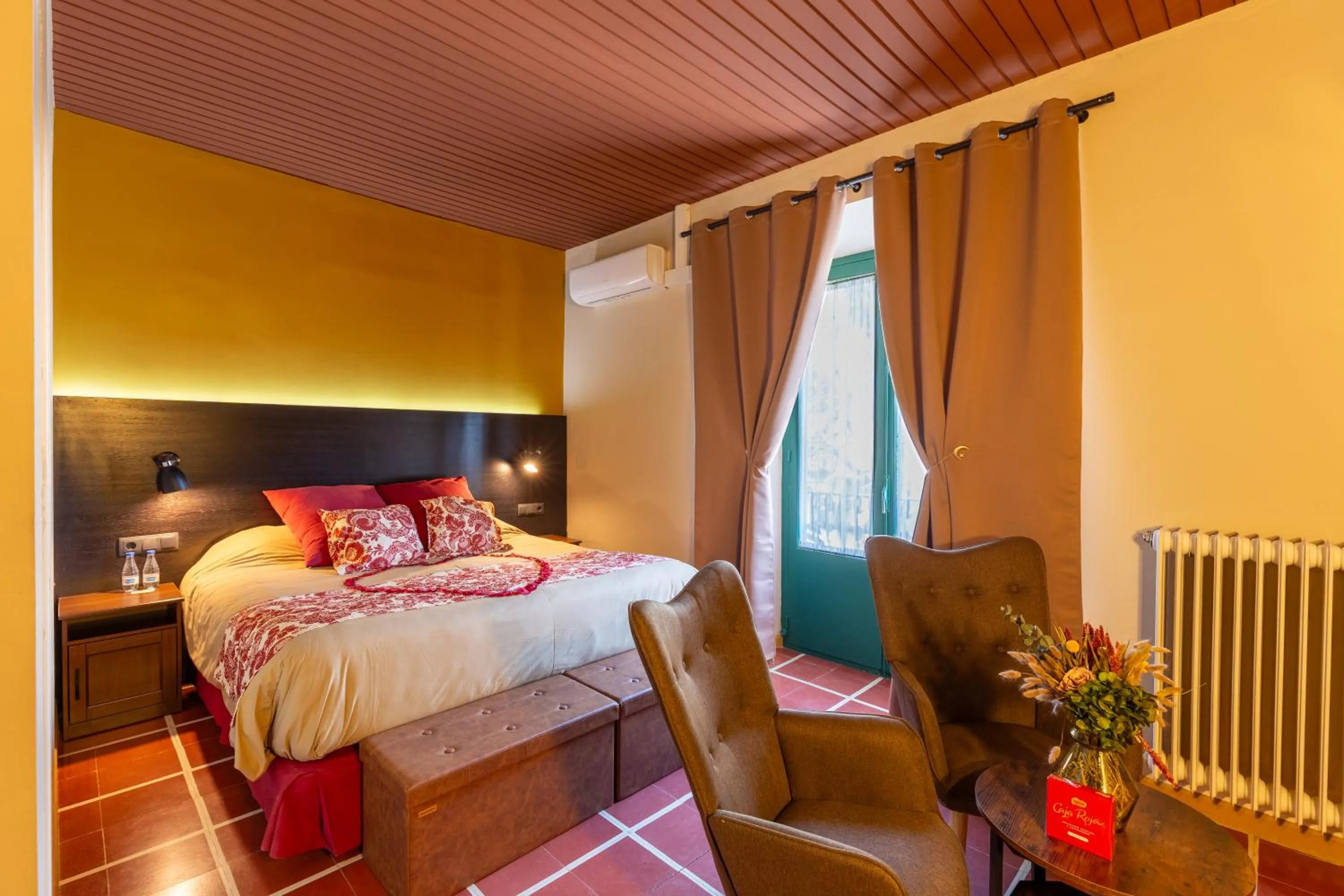 Shower, Bed in Els Jardins De La Martana