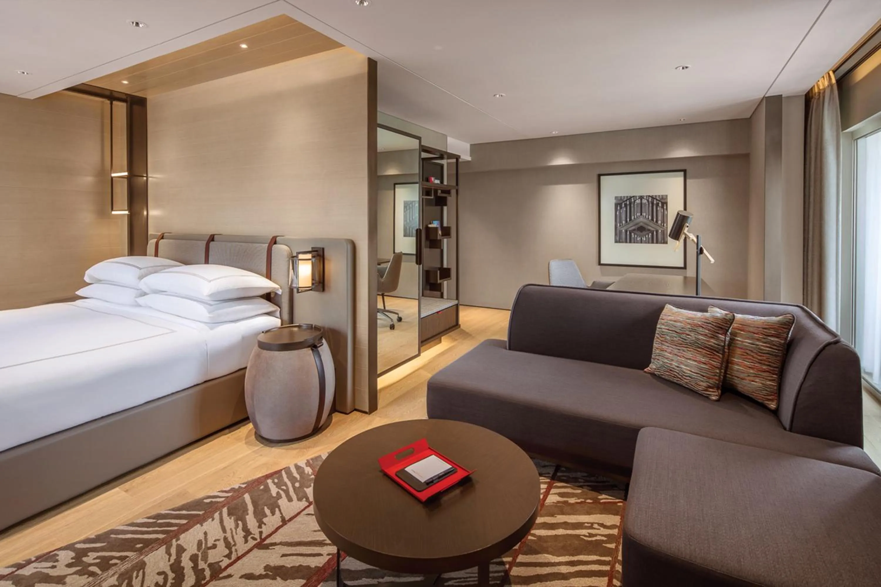Seating area, Bed in Swissotel The Stamford Singapore