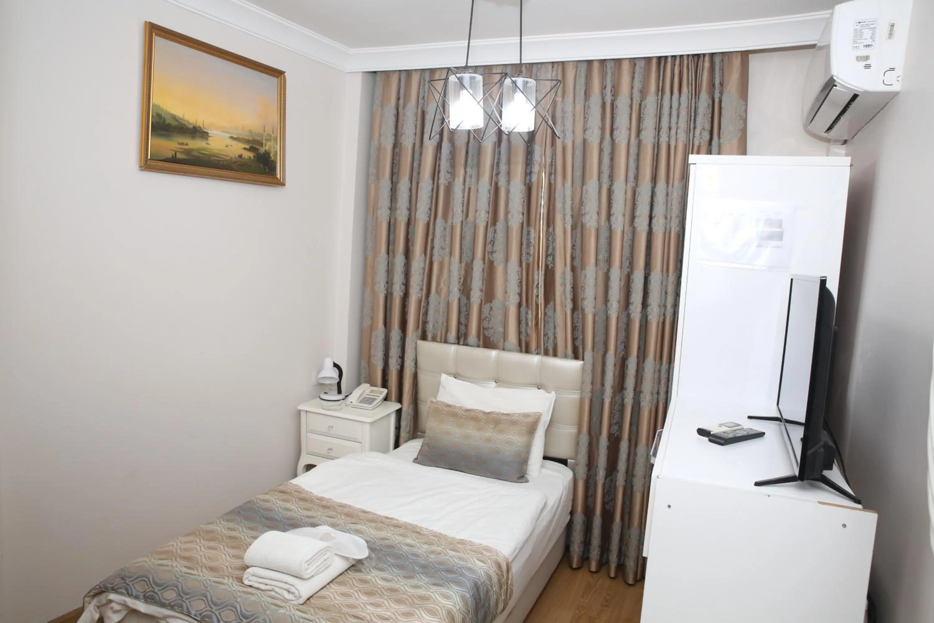 Photo of the whole room, Bed in Rosalie Palace Hotel