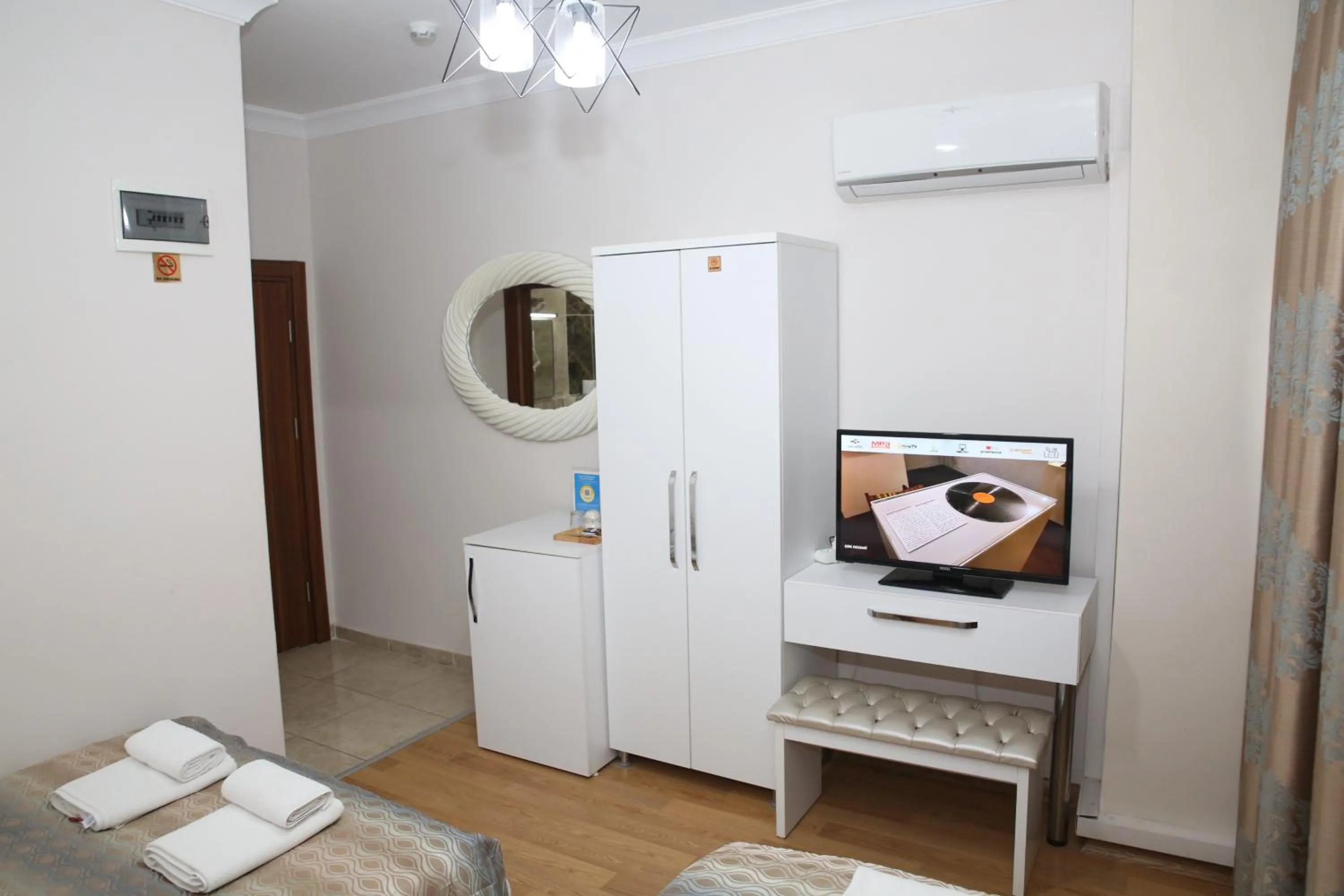 TV and multimedia, Bed in Rosalie Palace Hotel