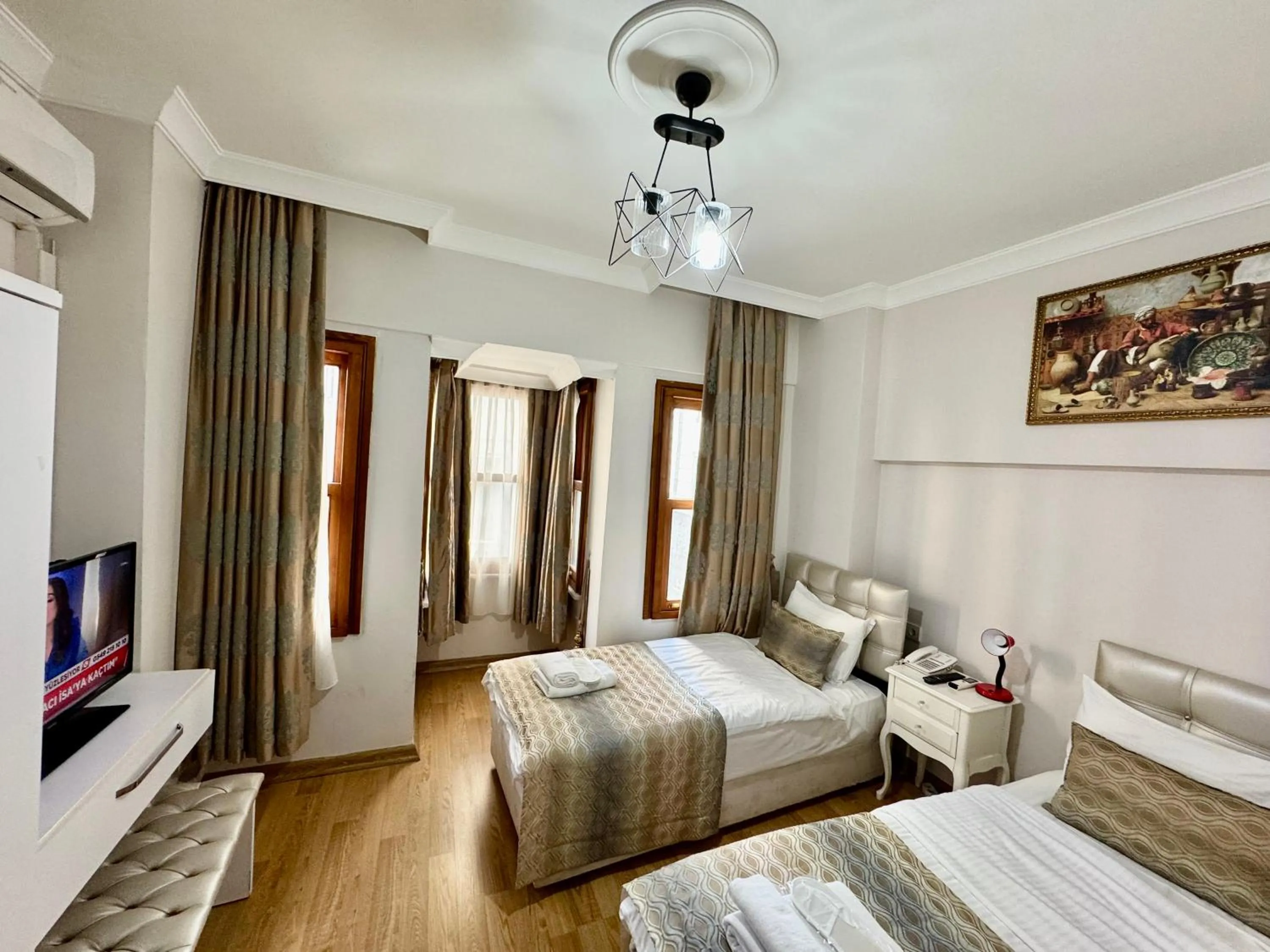 Photo of the whole room, Bed in Rosalie Palace Hotel