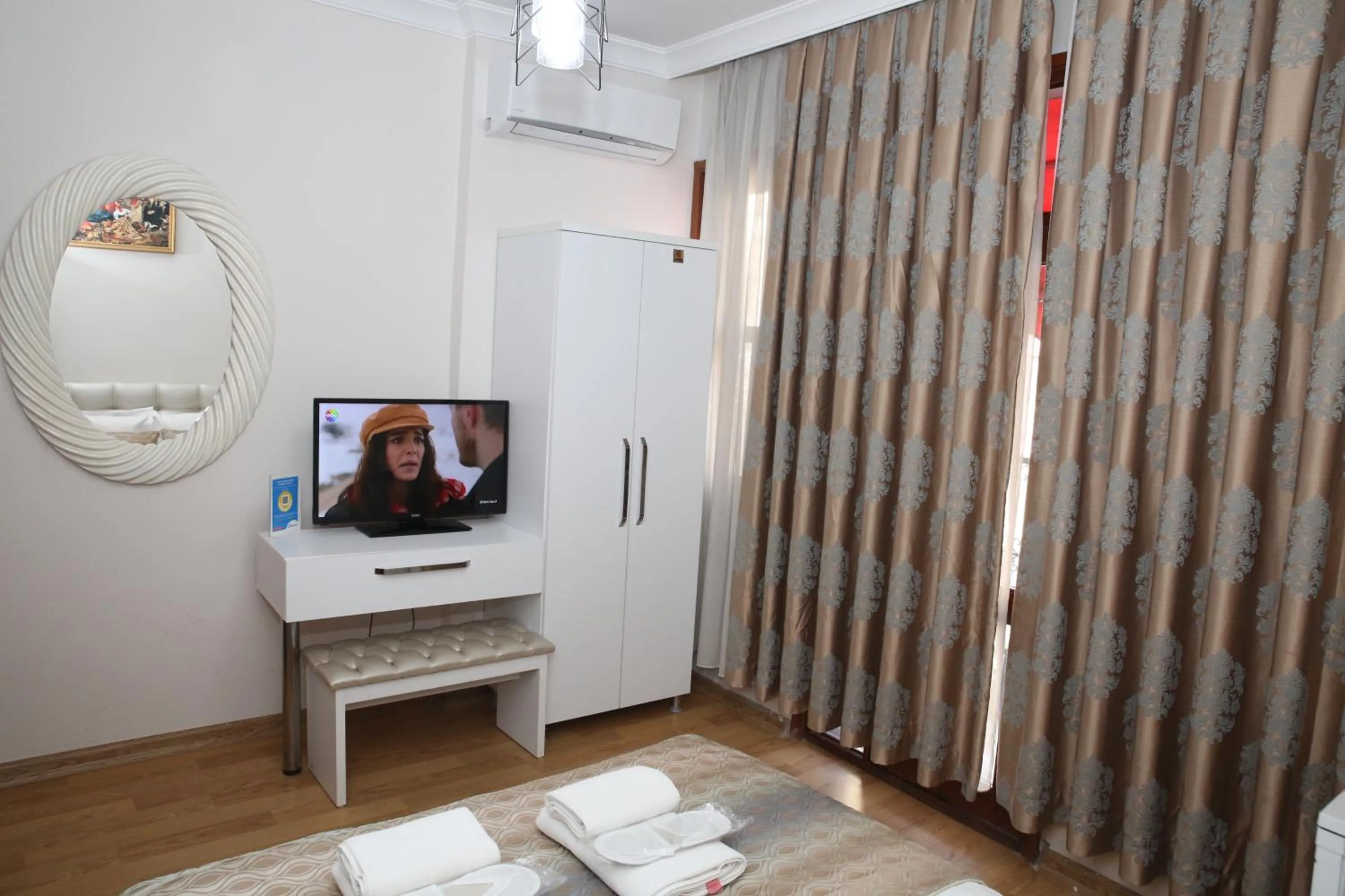 TV and multimedia in Rosalie Palace Hotel
