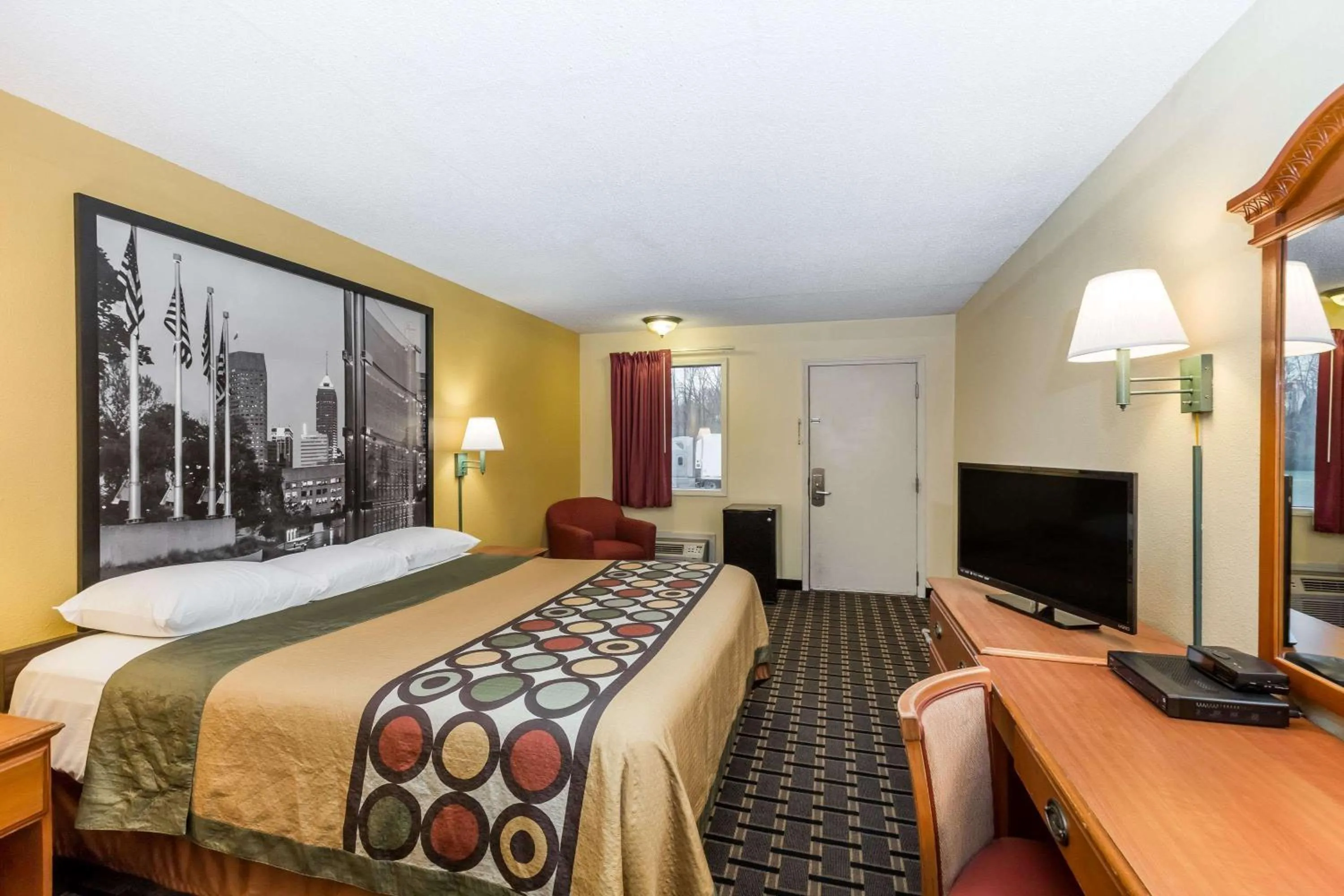 Photo of the whole room, Bed in Super 8 by Wyndham Indianapolis-Southport Rd