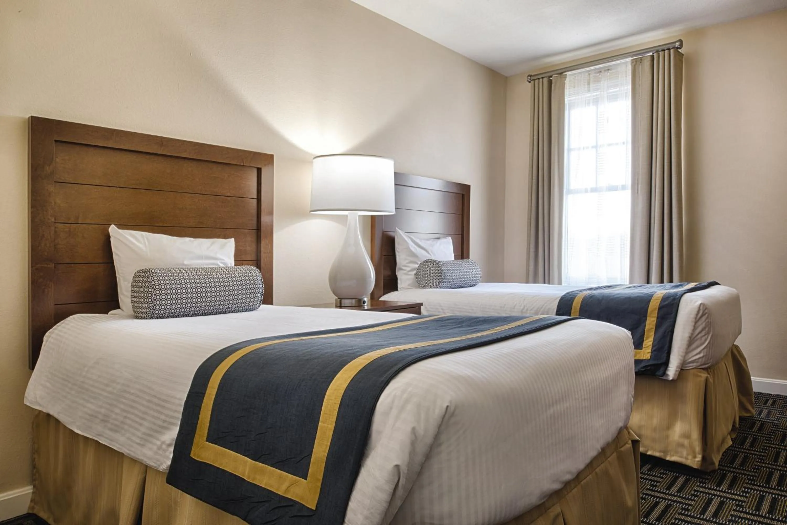 Photo of the whole room, Bed in Club Wyndham Long Wharf