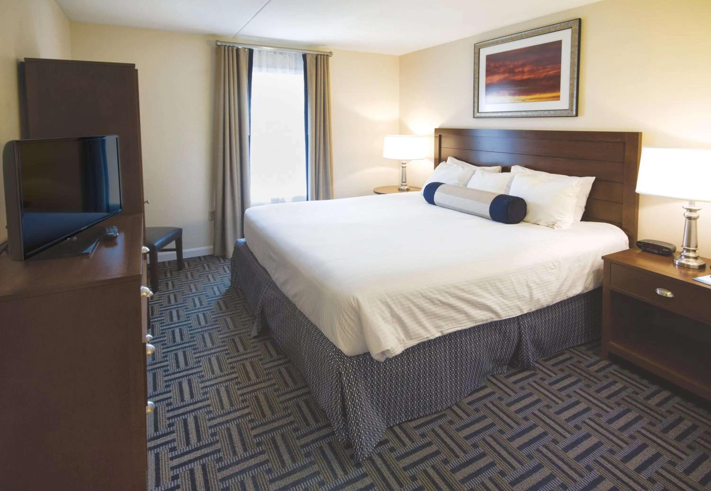 Photo of the whole room, Bed in Club Wyndham Long Wharf