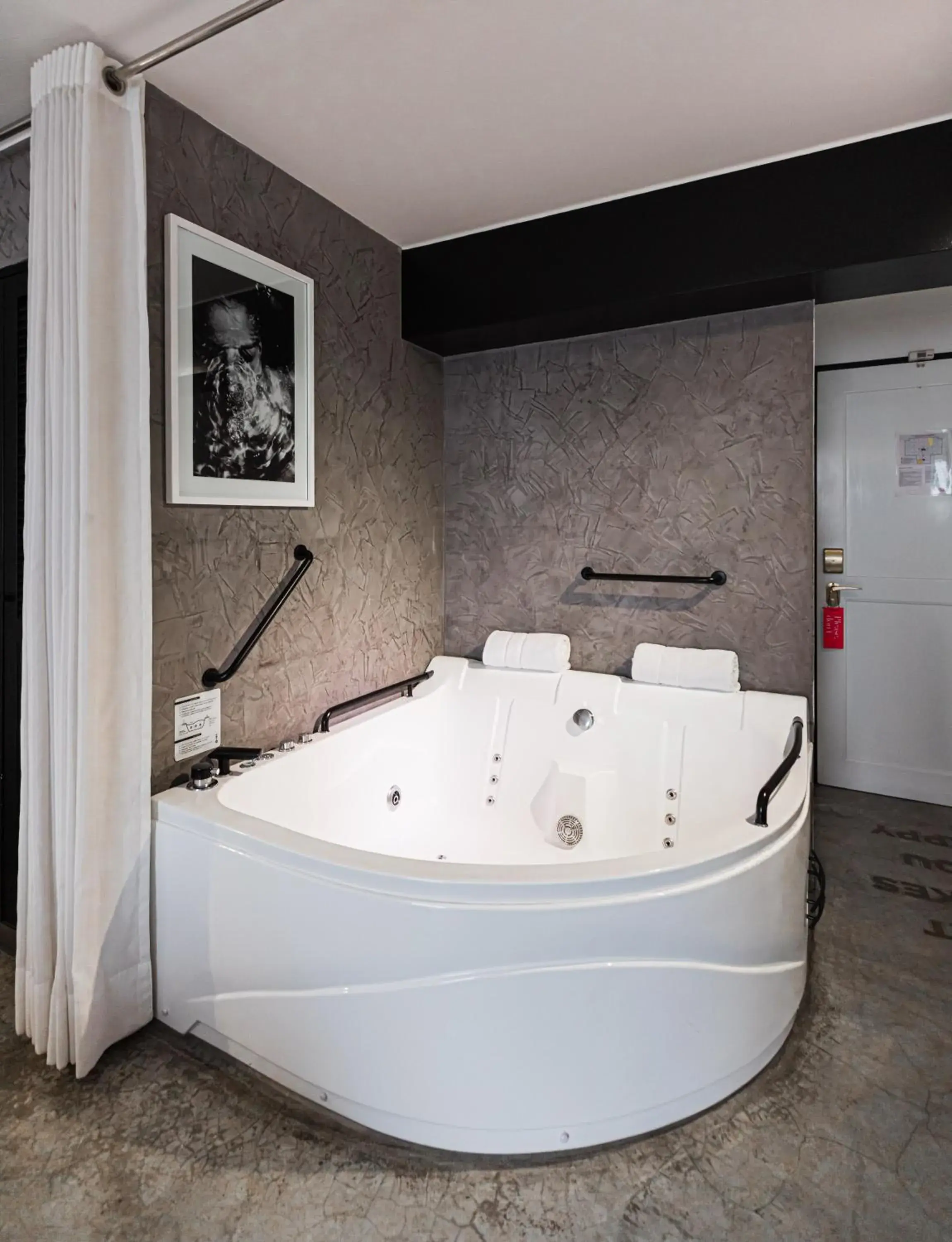 Hot Tub, Bed in BTH Hotel – Boutique Concept Hot Tub, Bed in BTH Hotel – Boutique Concept