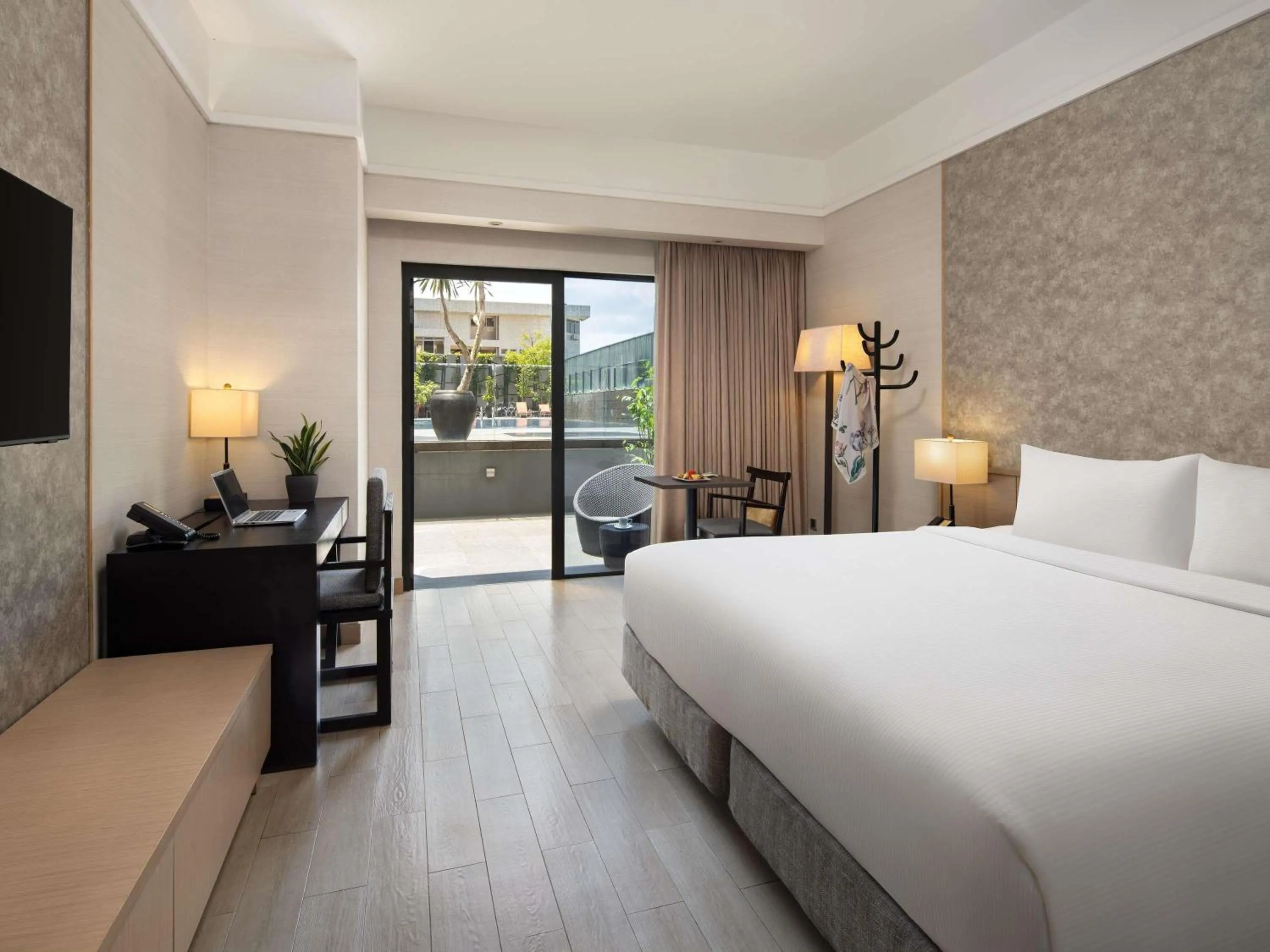 Bedroom, Bed in Grand Mercure Singapore Roxy