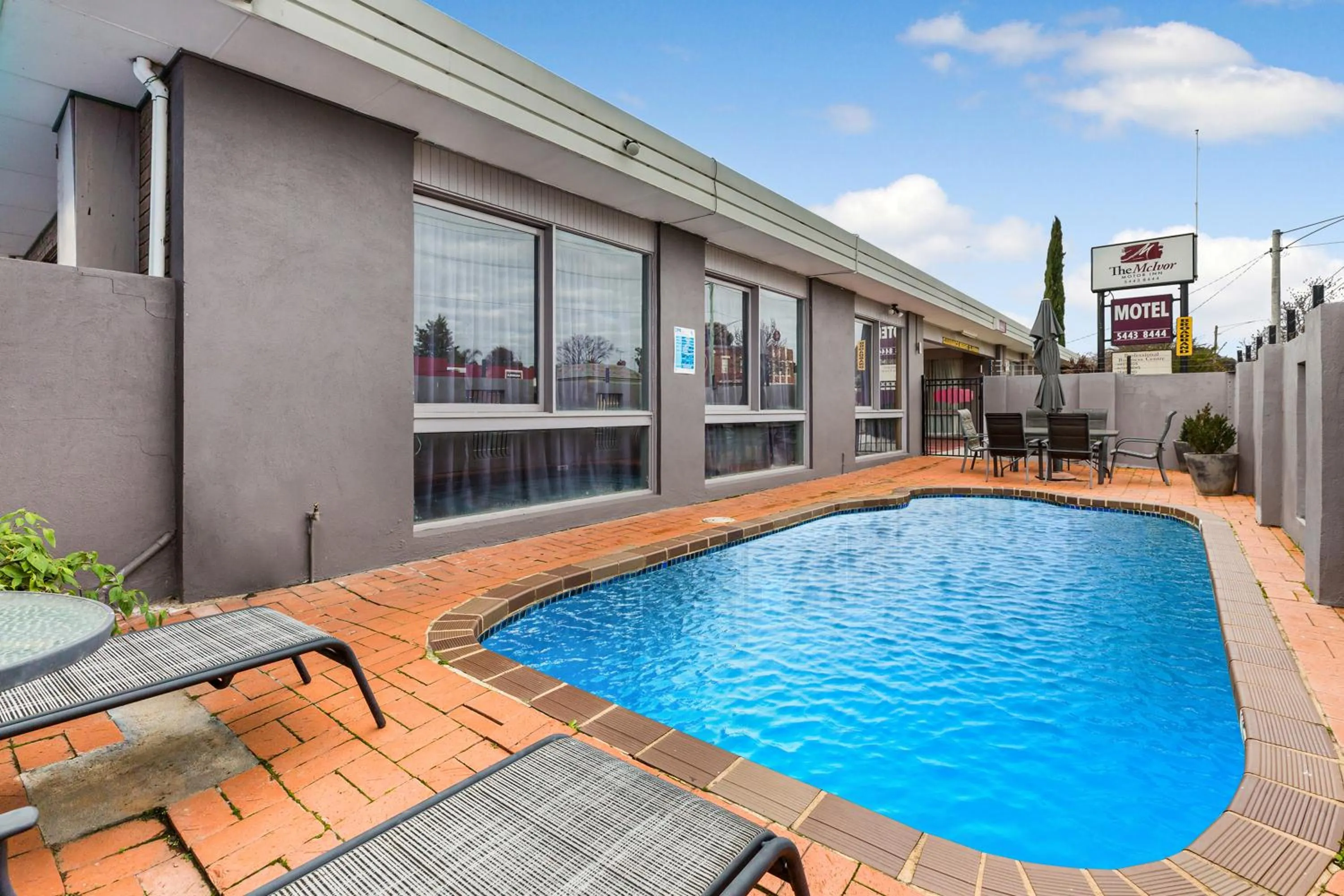 Swimming pool in Bendigo McIvor Motor Inn