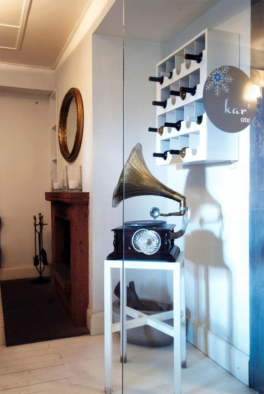 Restaurant/places to eat in Kar's Hotel