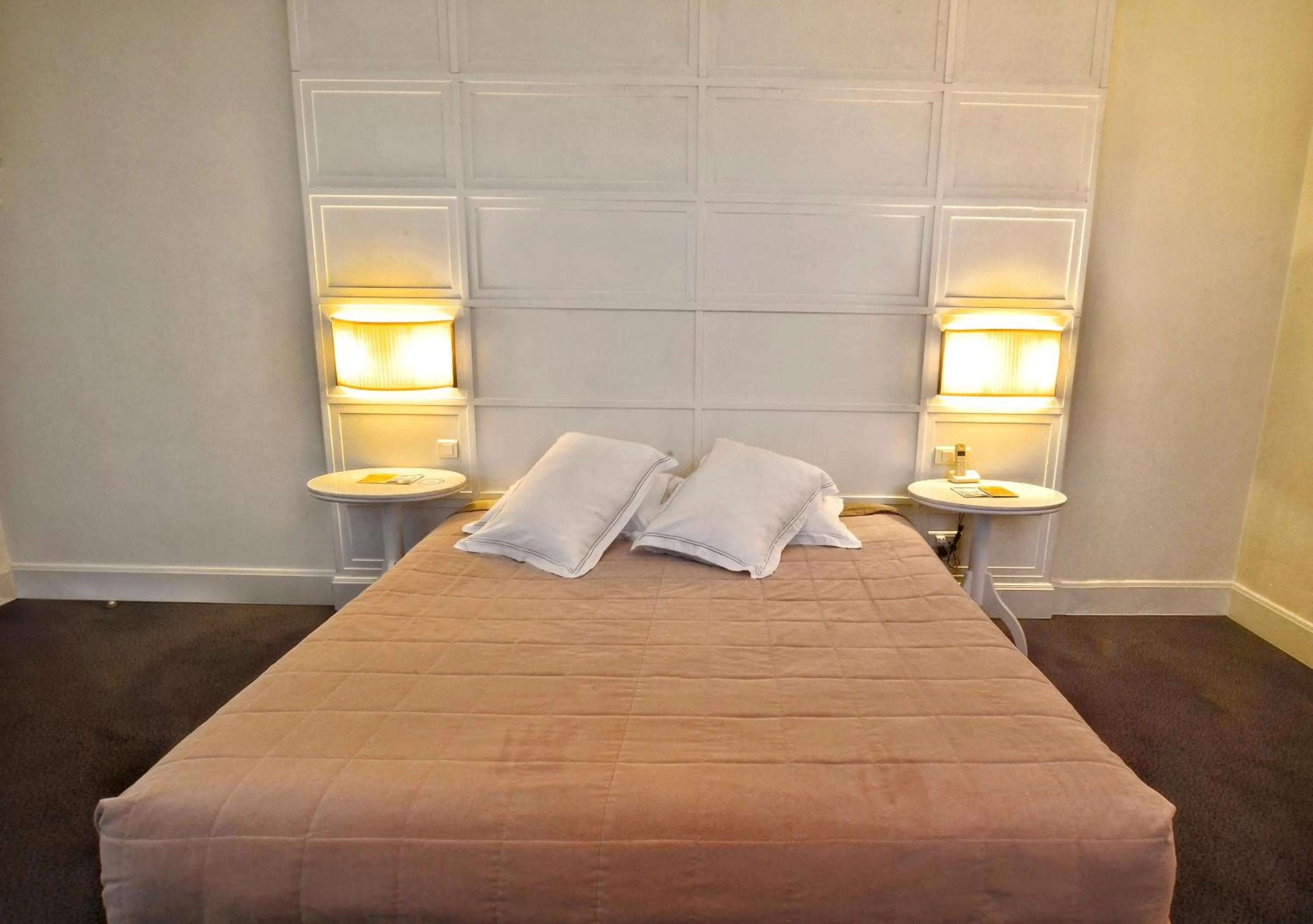 Bedroom, Bed in Kar's Hotel