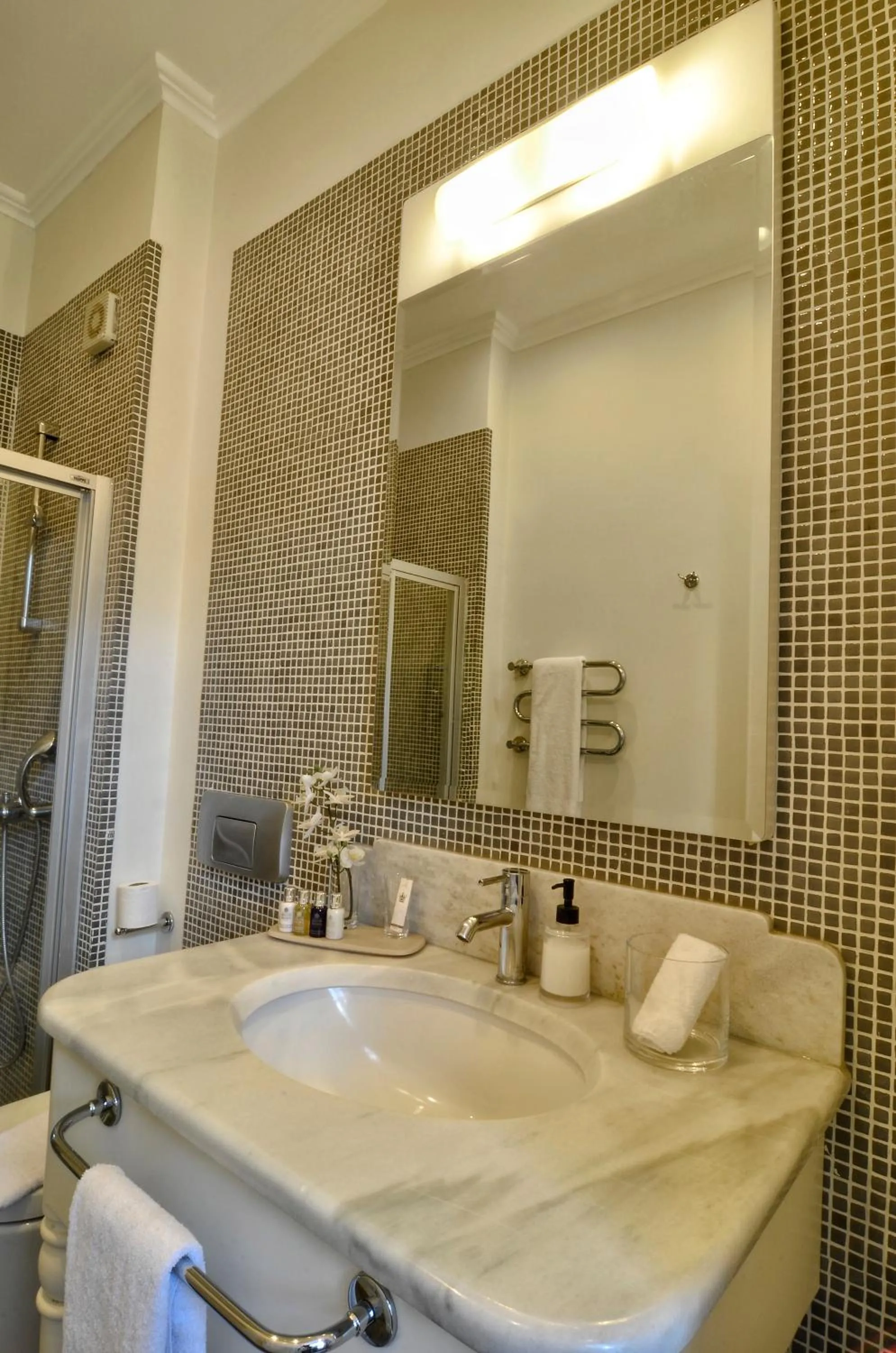 Bathroom in Kar's Hotel